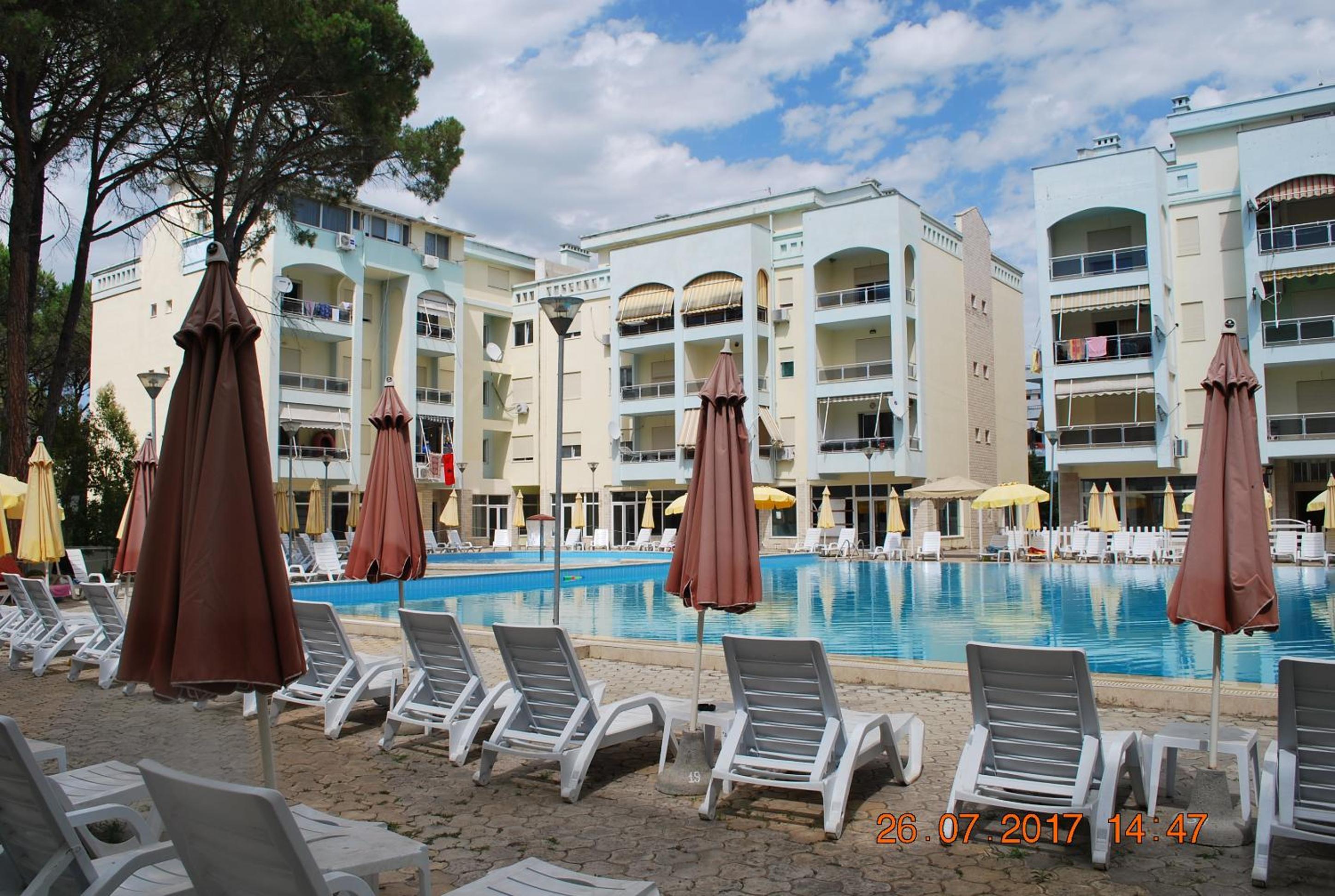 Arbi's Pool View Apartment