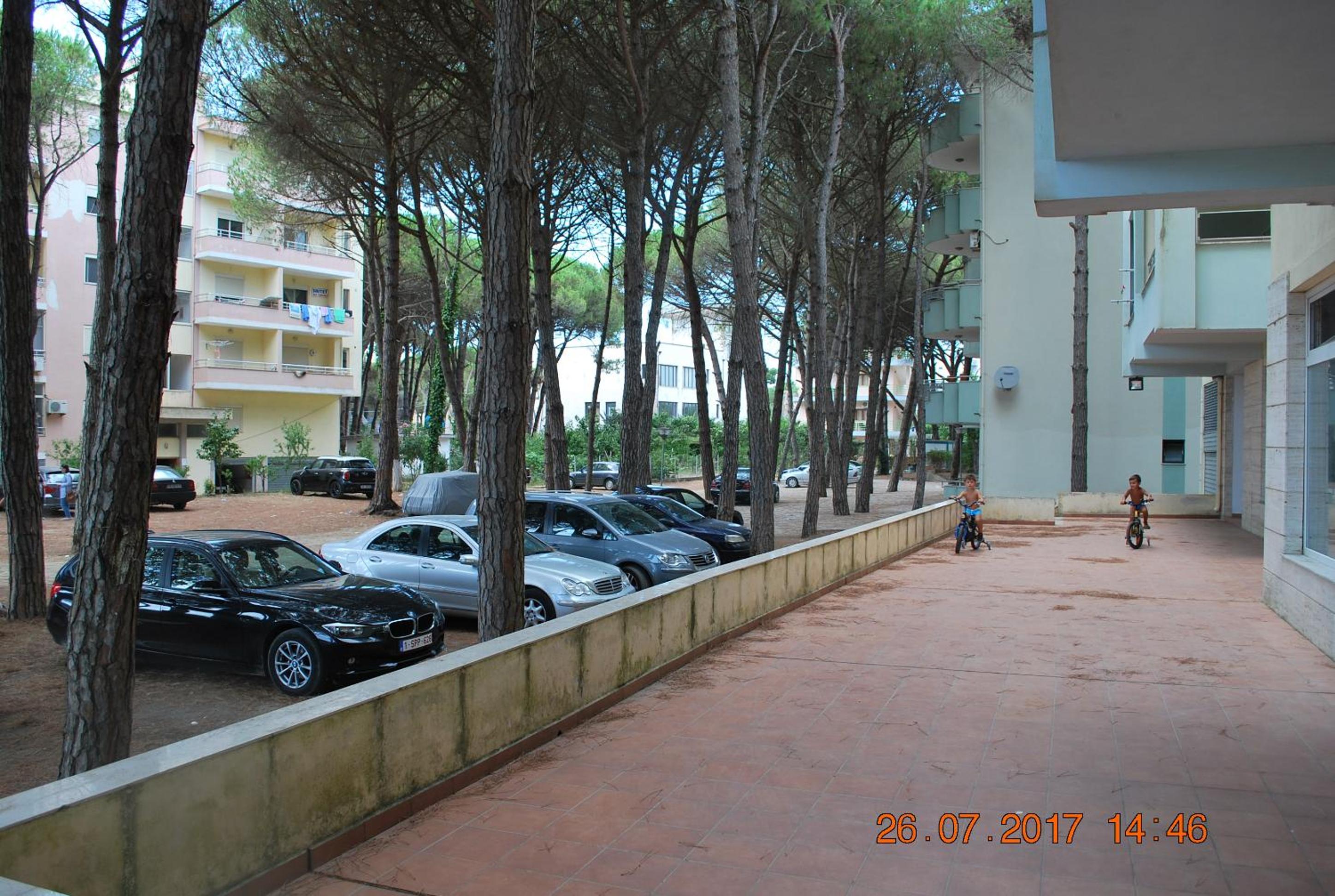 Arbi's Pool View Apartment