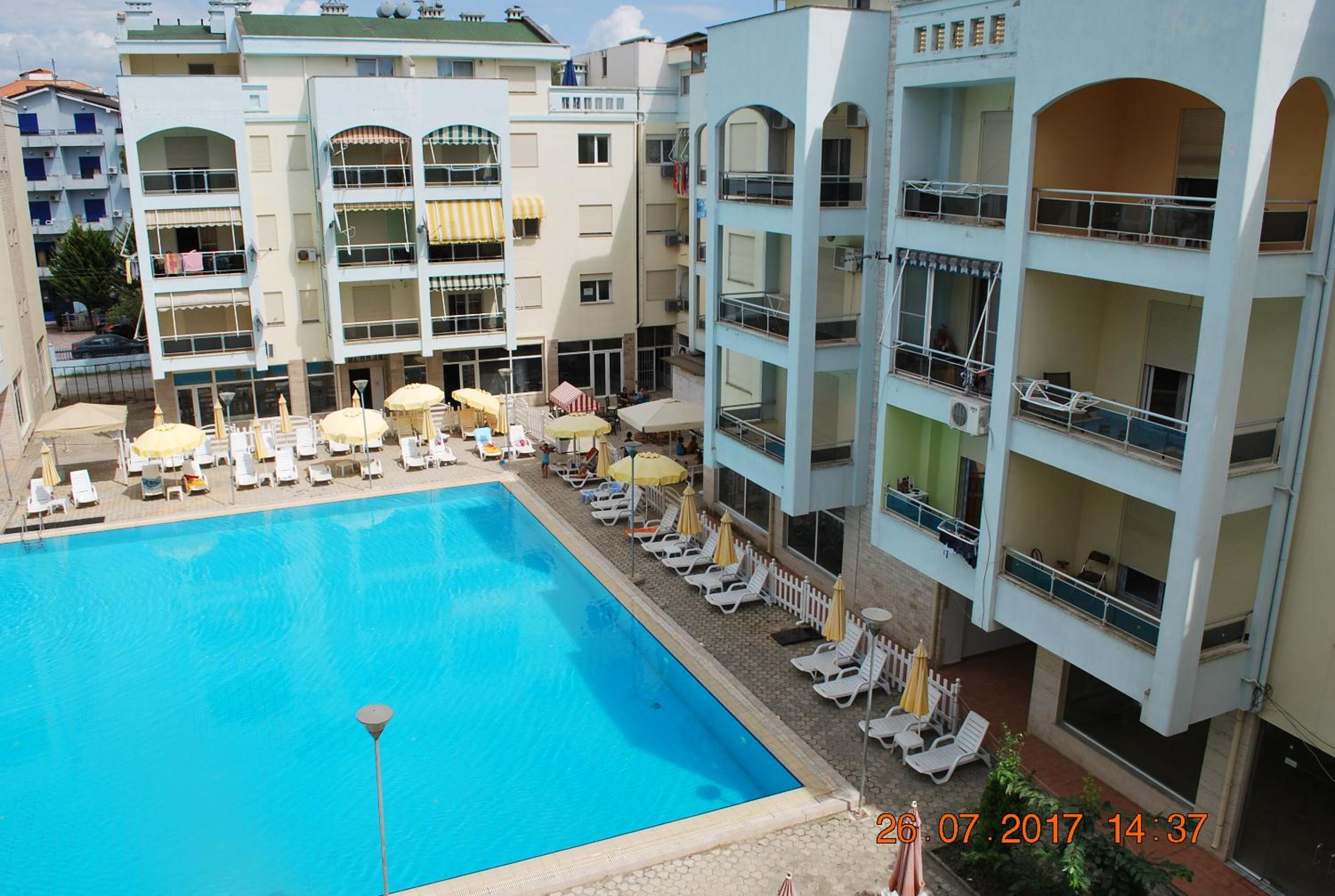 Arbi's Pool View Apartment