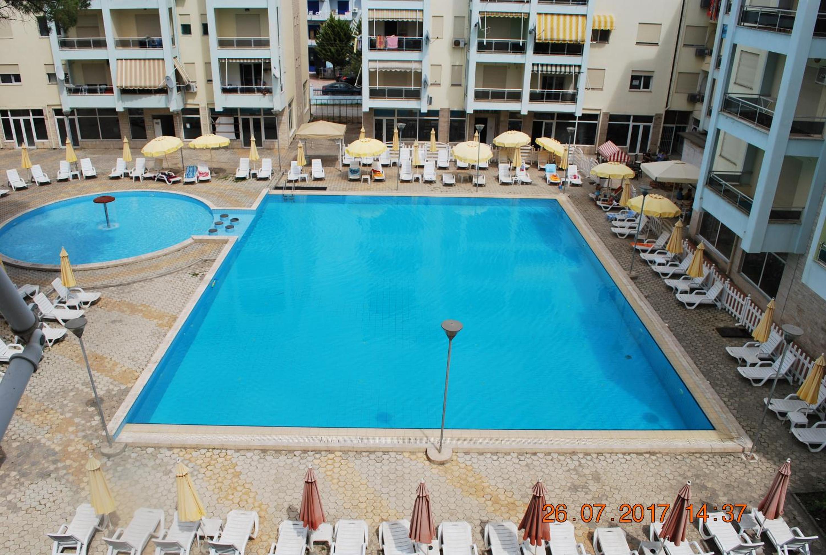 Arbi's Pool View Apartment
