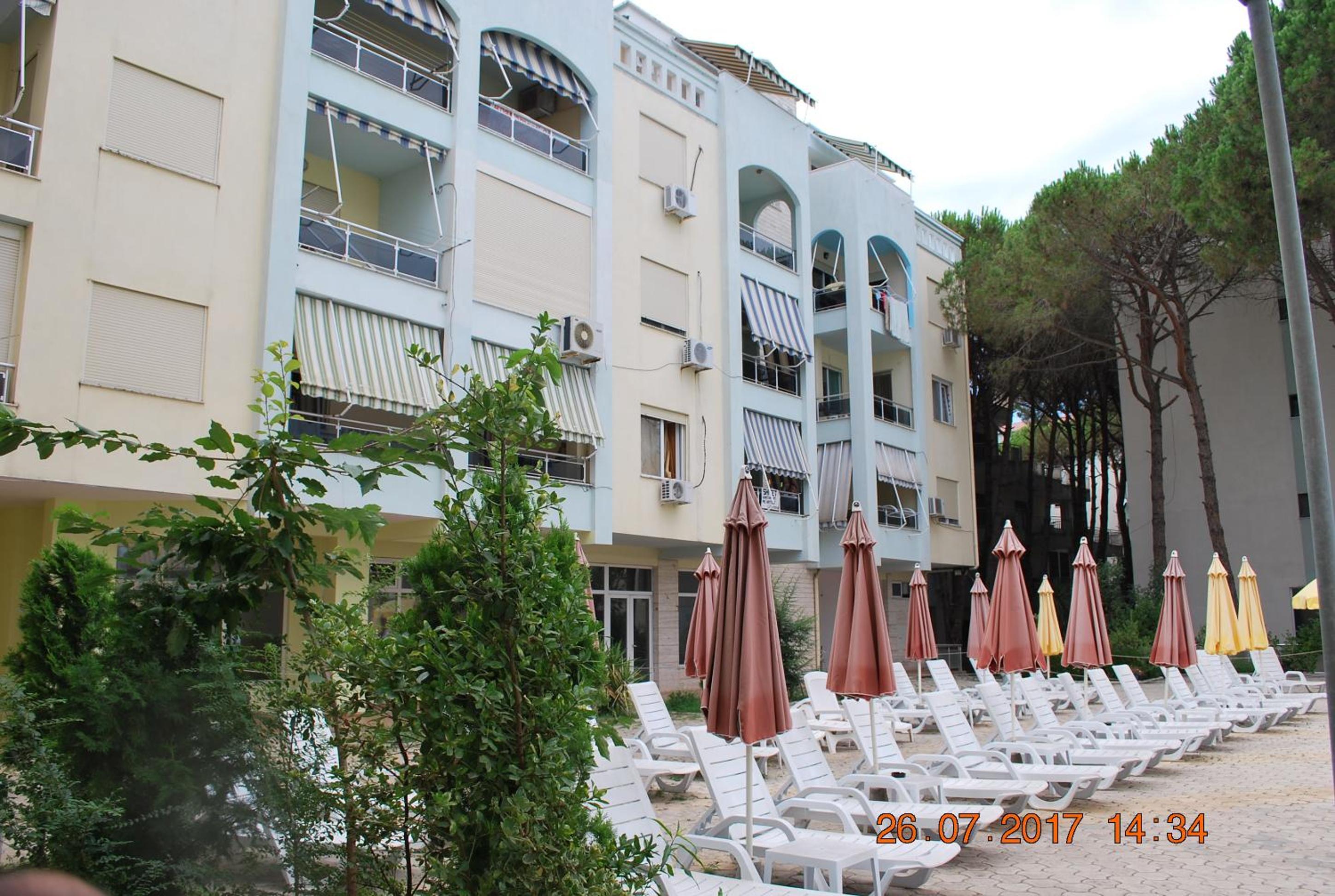 Arbi's Pool View Apartment