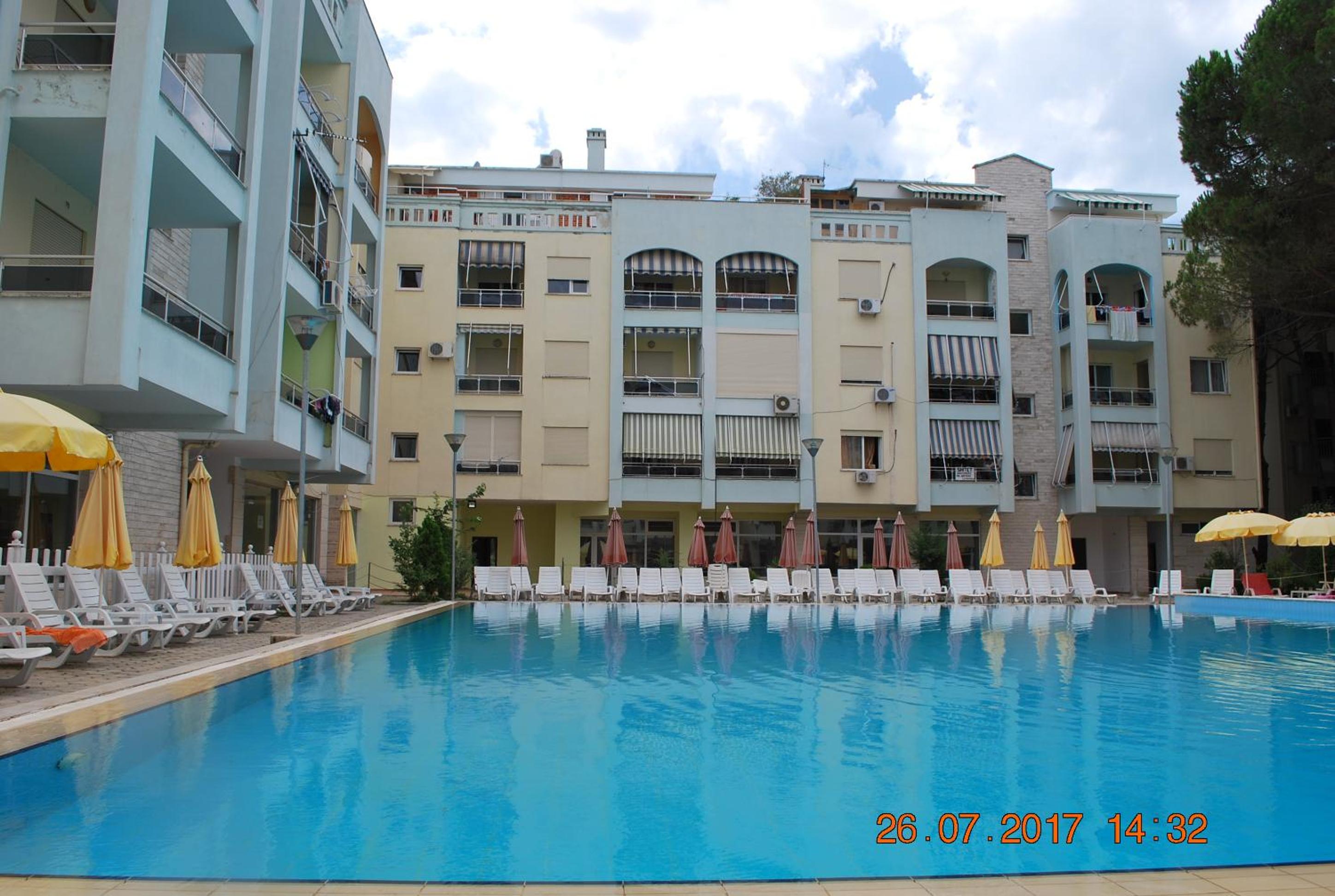 Arbi's Pool View Apartment