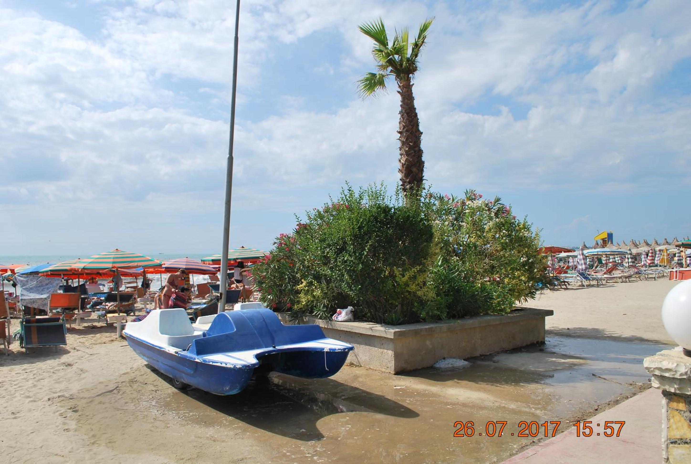 Arbi's Pool View Apartment