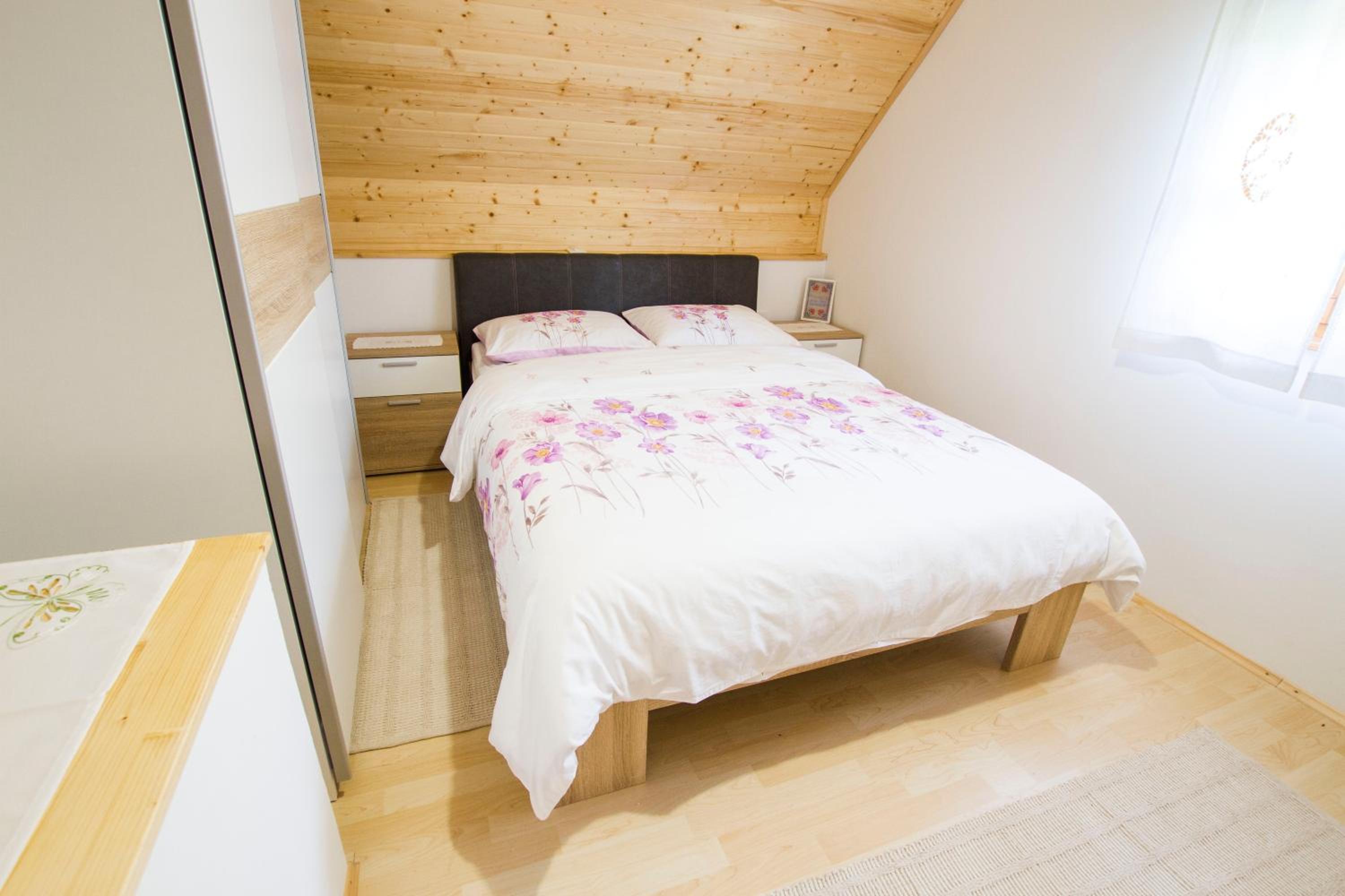 Country House Srček with Two Bedrooms and Vineyard View view 3