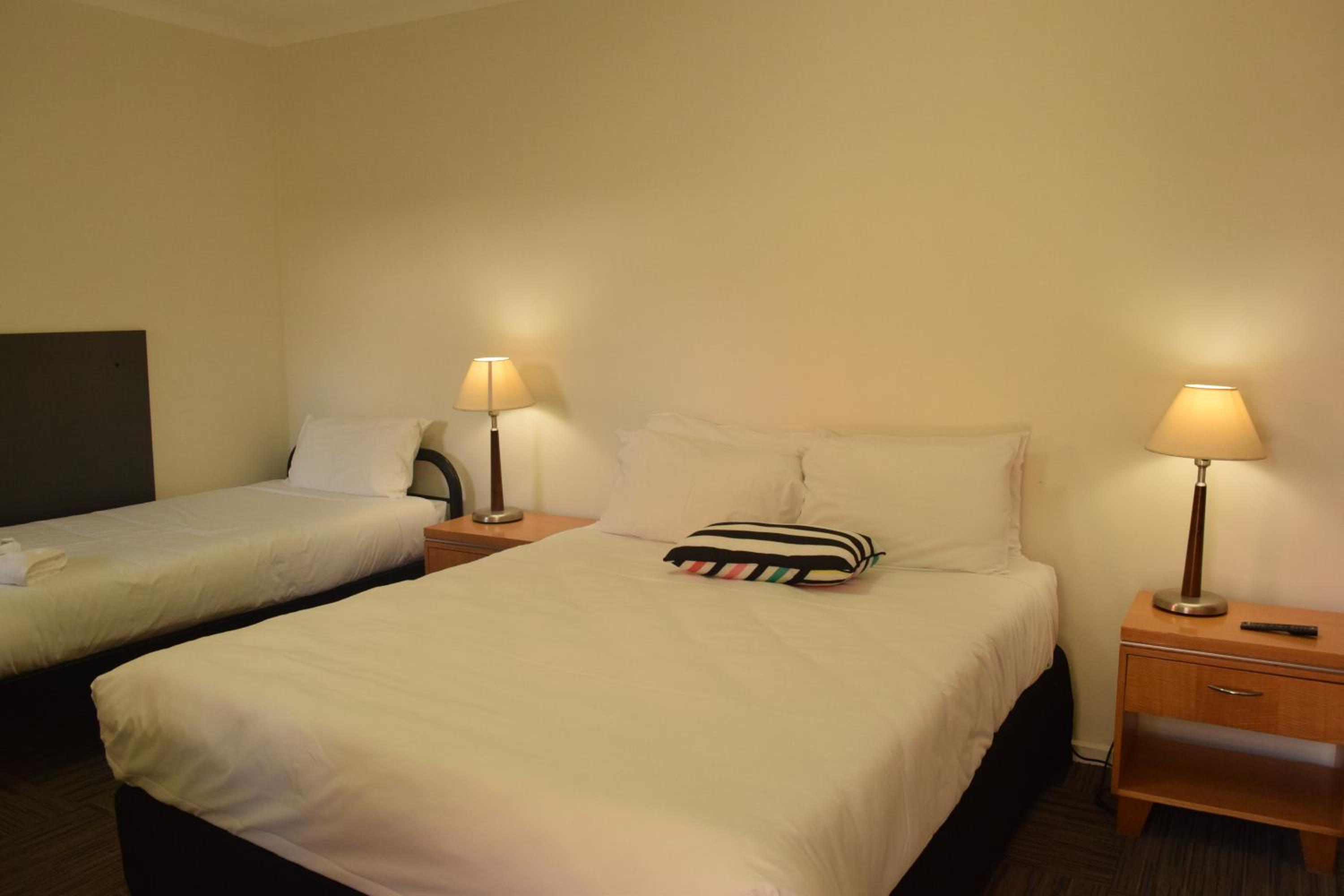 CROWN CENTRAL BUSINESS DISTRICT Motel