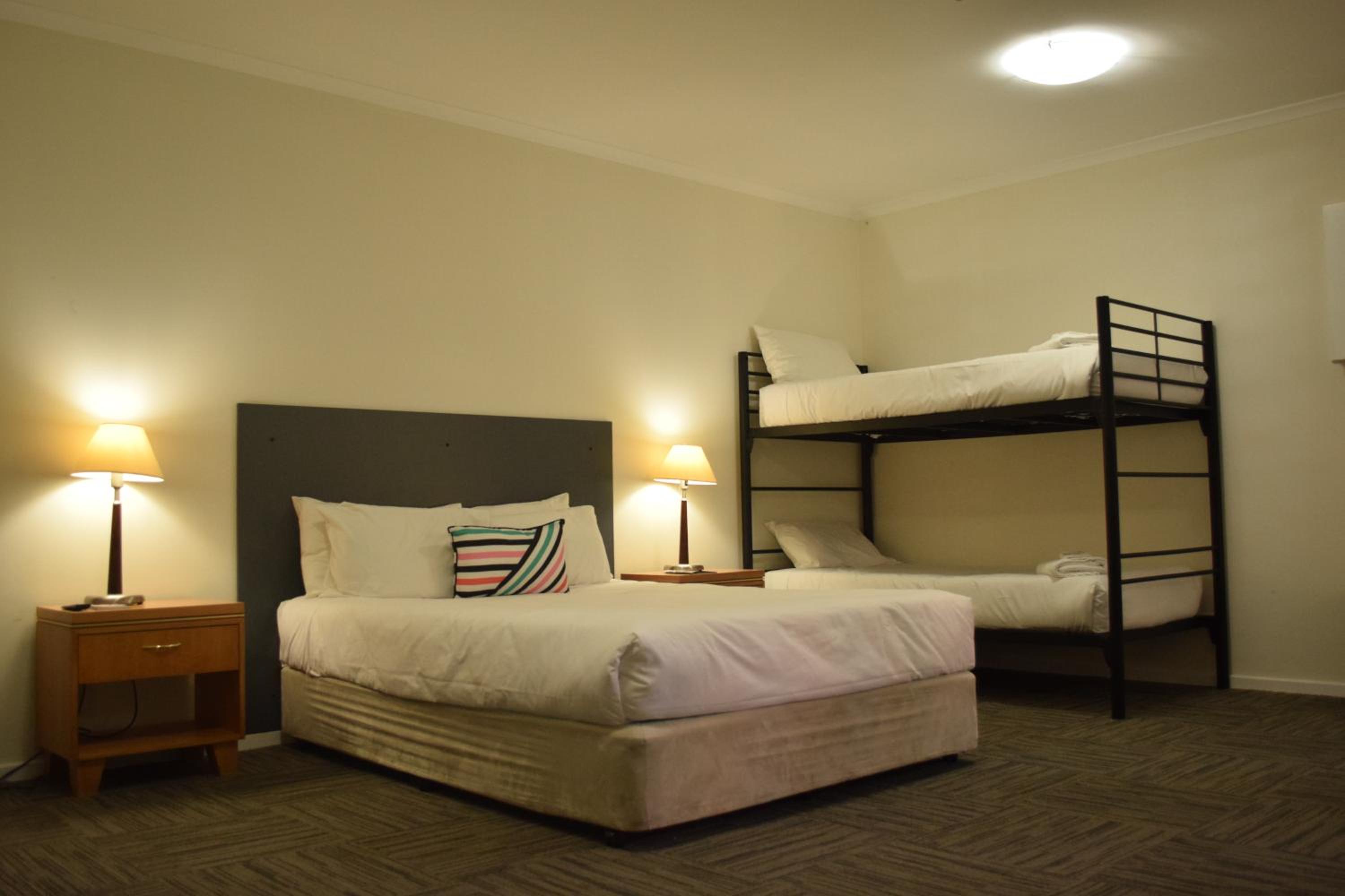 CROWN CENTRAL BUSINESS DISTRICT Motel