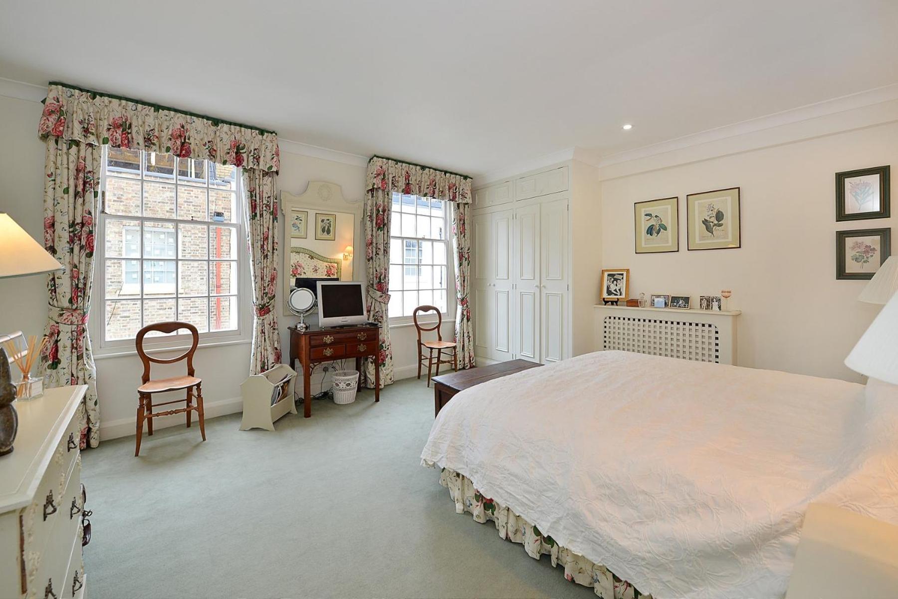 Ennismore Mews