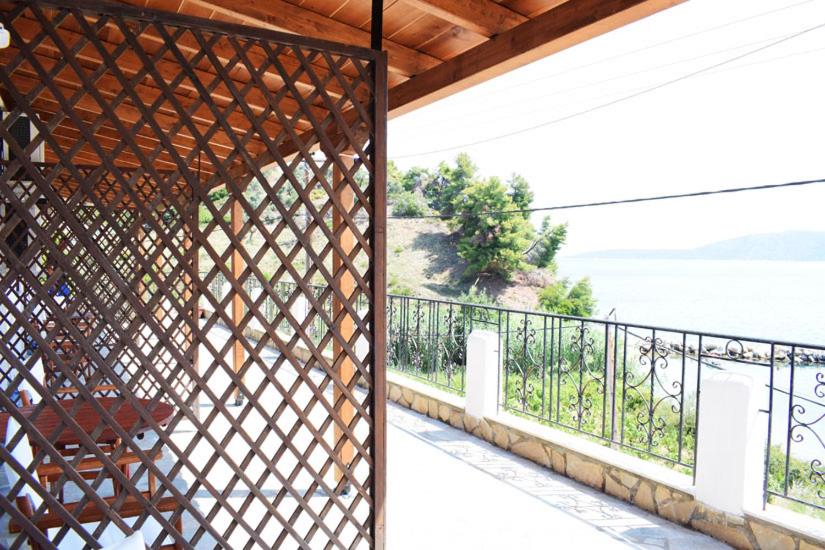 Thea Studios en Kalamakia — balance & terrace