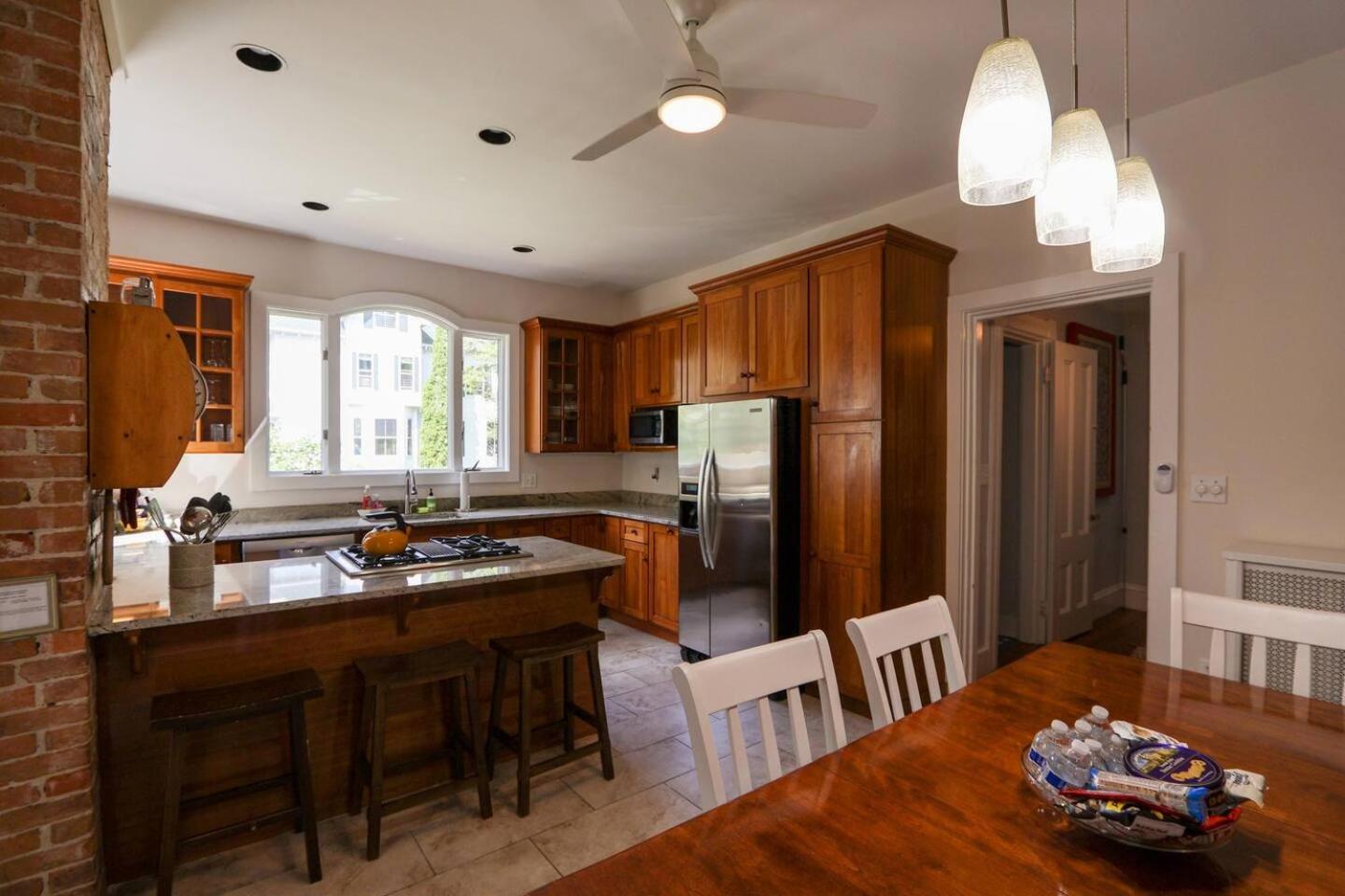 Over-sized 2levels, 3b-2ba, Victorian, Patio, Pkg