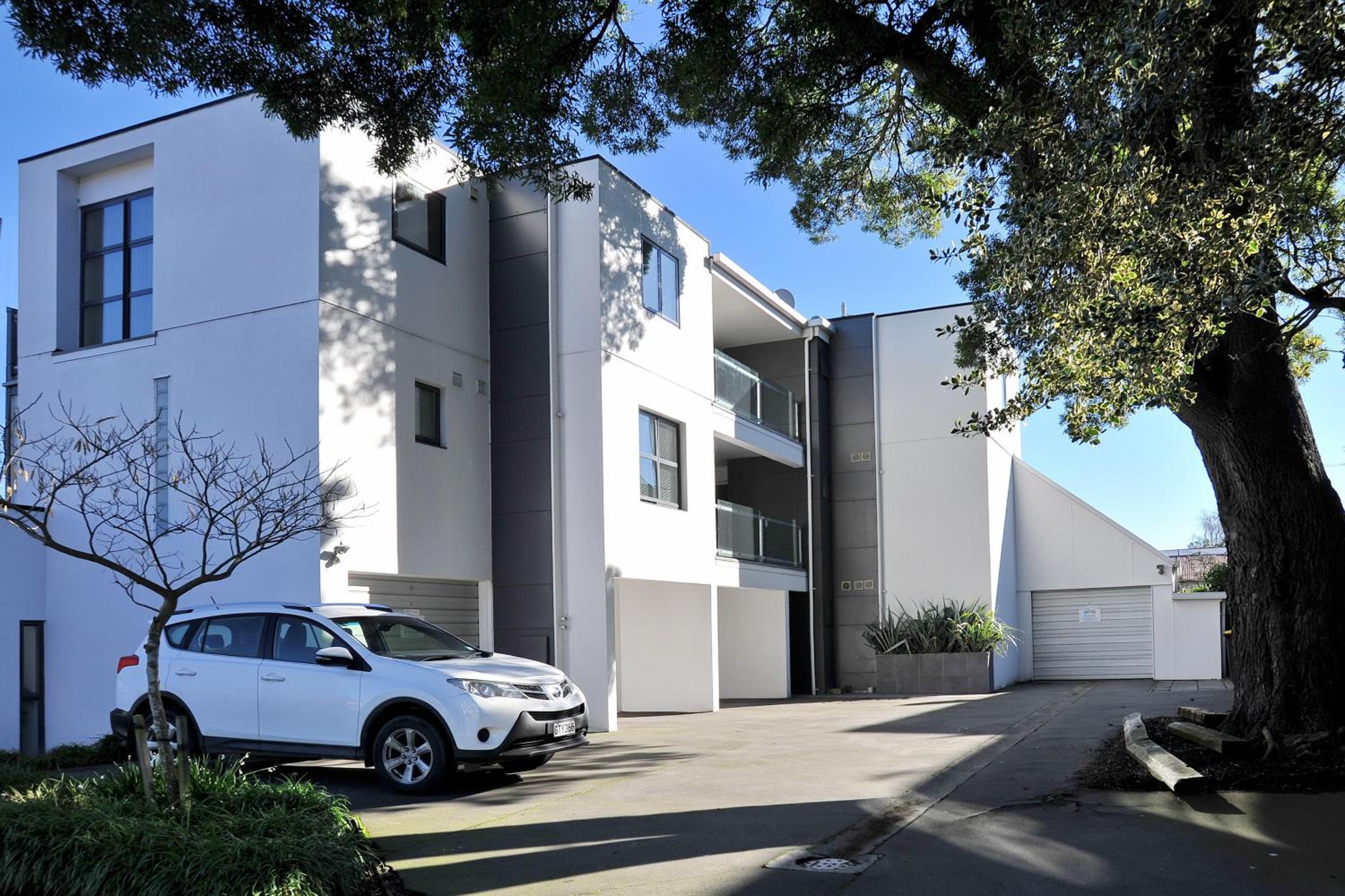 Apartment near Hagley Park with Secure Entry- Carlton Villa 3