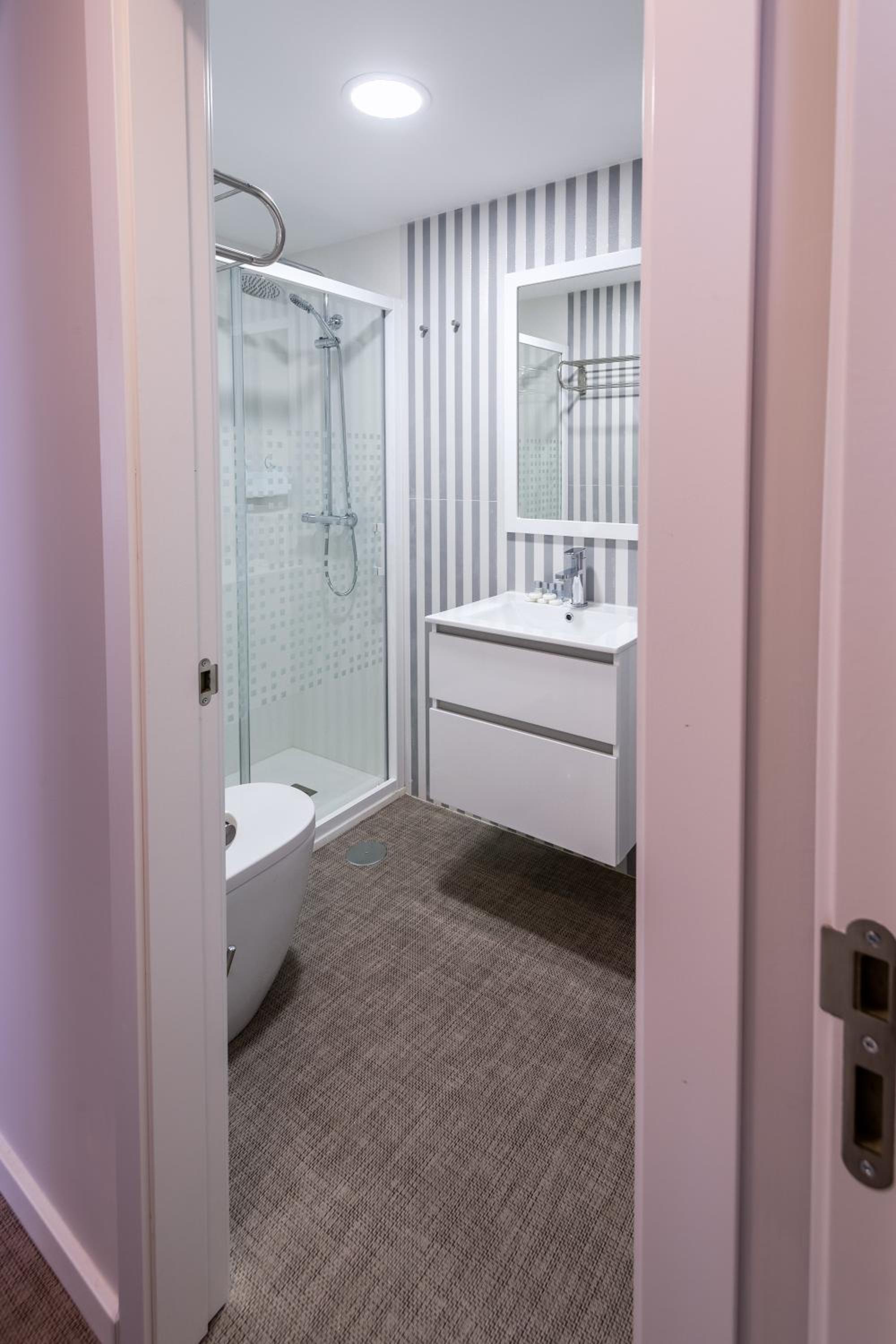 Pension Venecia en Pinto — bathroom