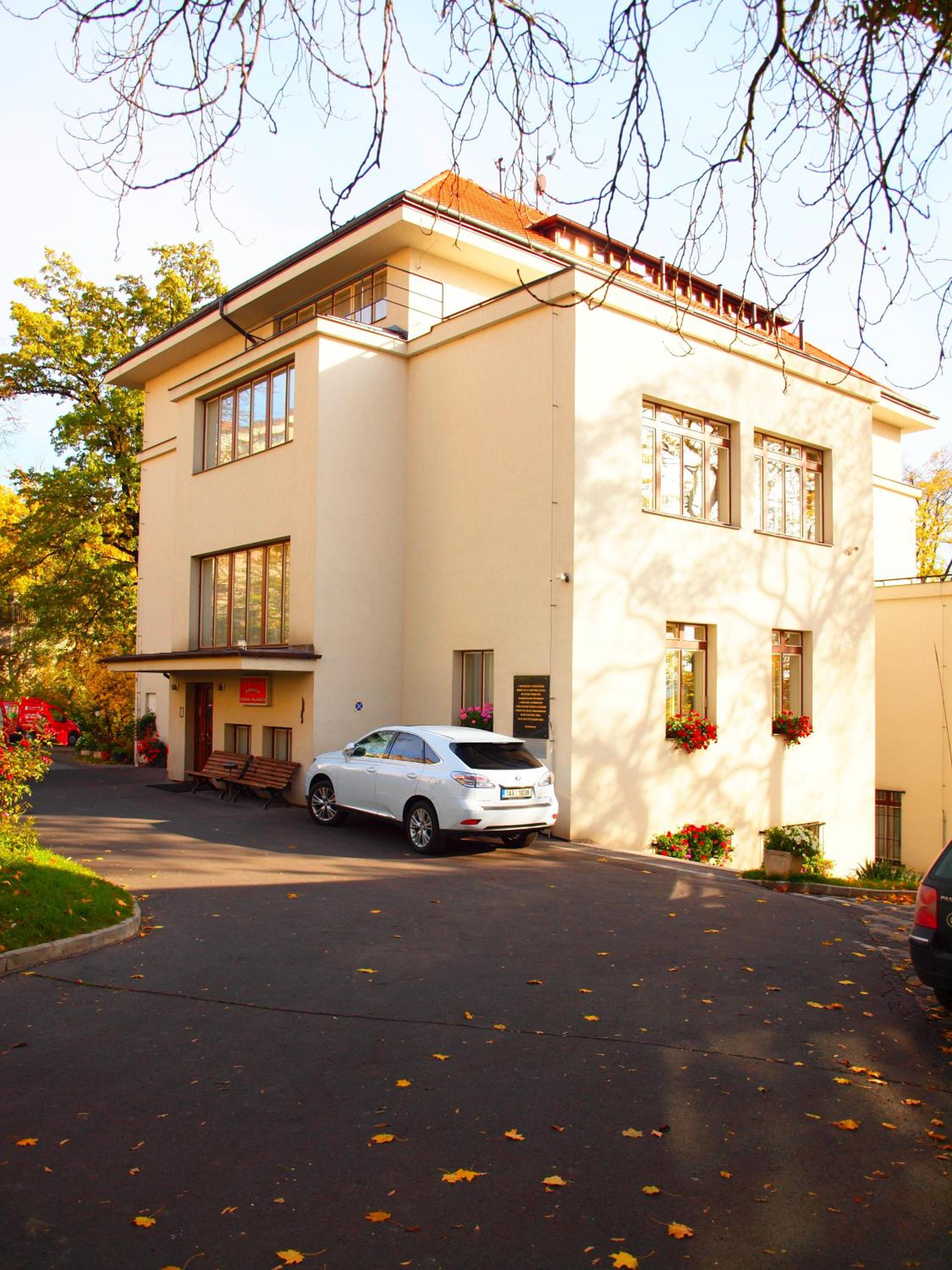 Residence Dykova - former Pension Jana, Domov Mládeže