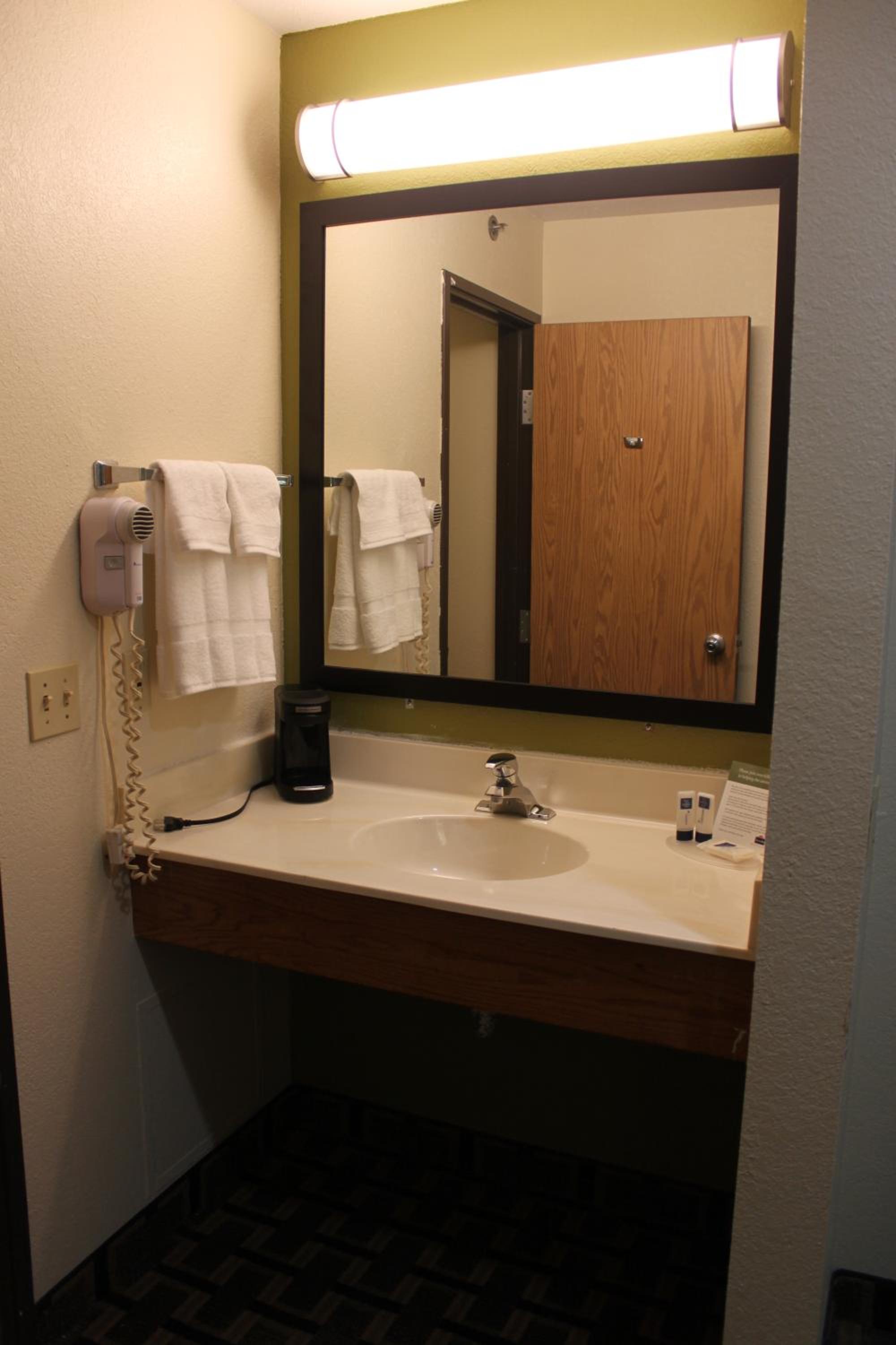 AmericInn by Wyndham West Burlington - Property Image 9