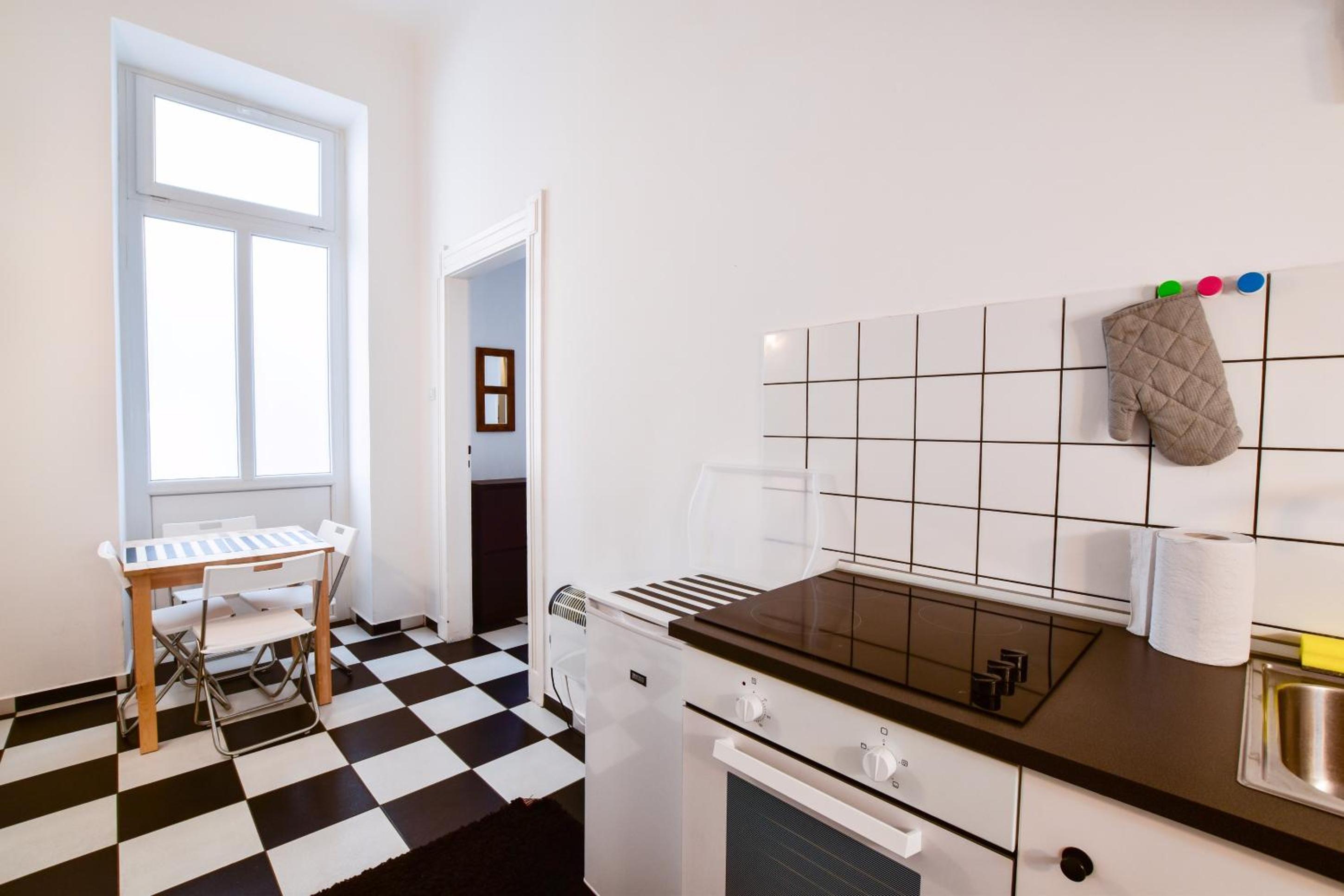Chess table - Lovely home on the shopping street view 3