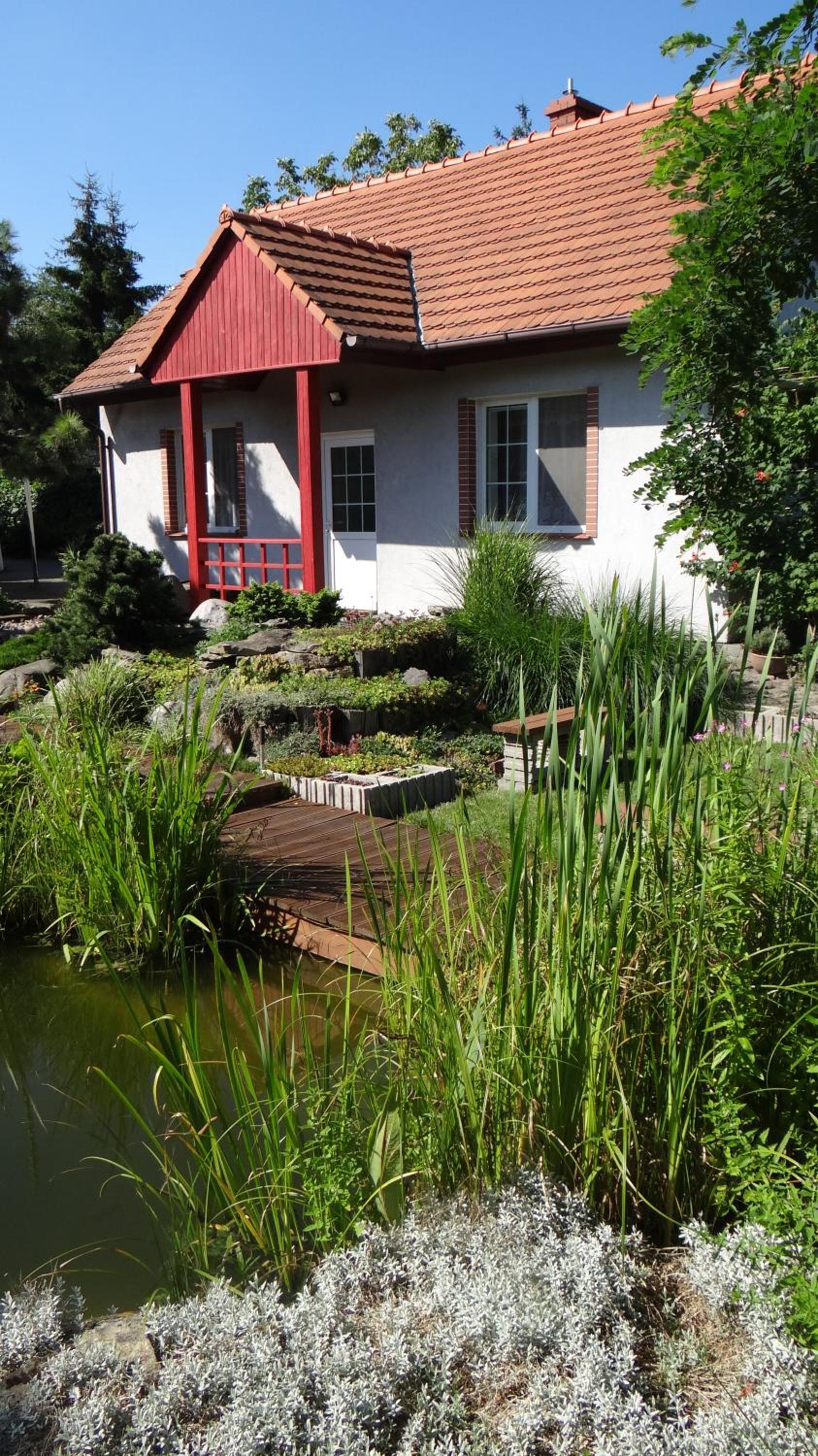 Domek w ogrodzie view 2