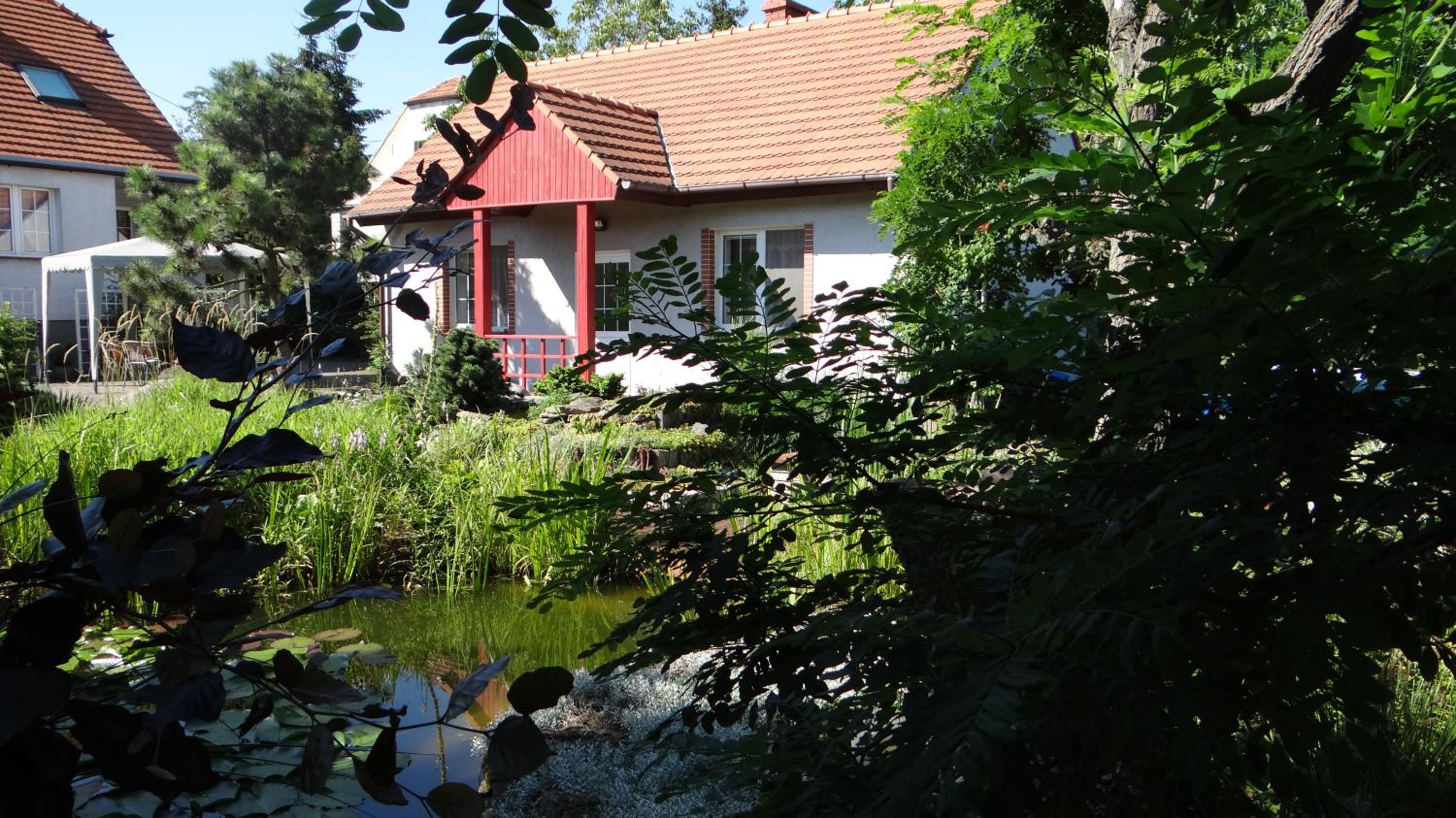 Domek w ogrodzie view 3
