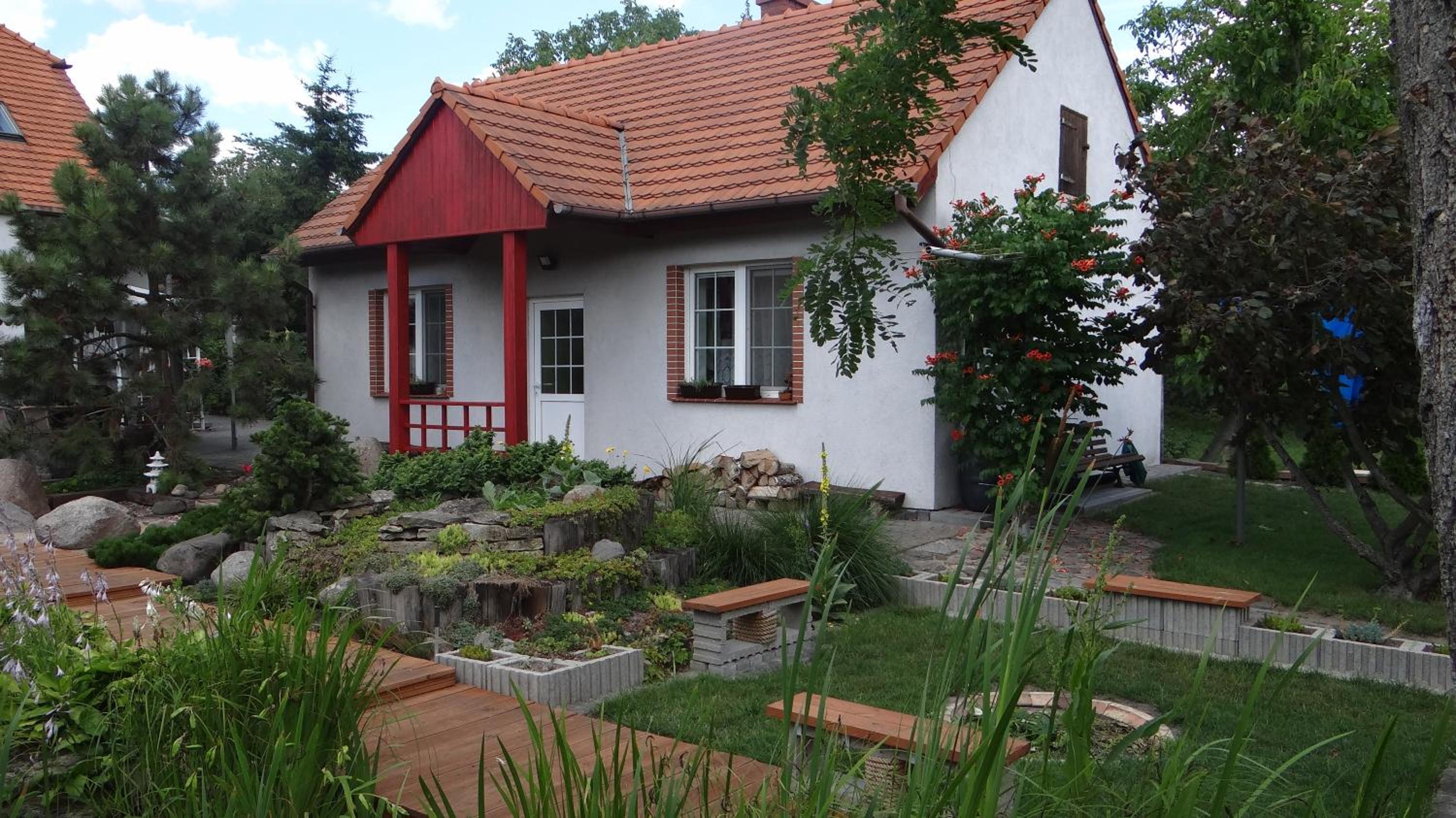 Domek w ogrodzie view 4