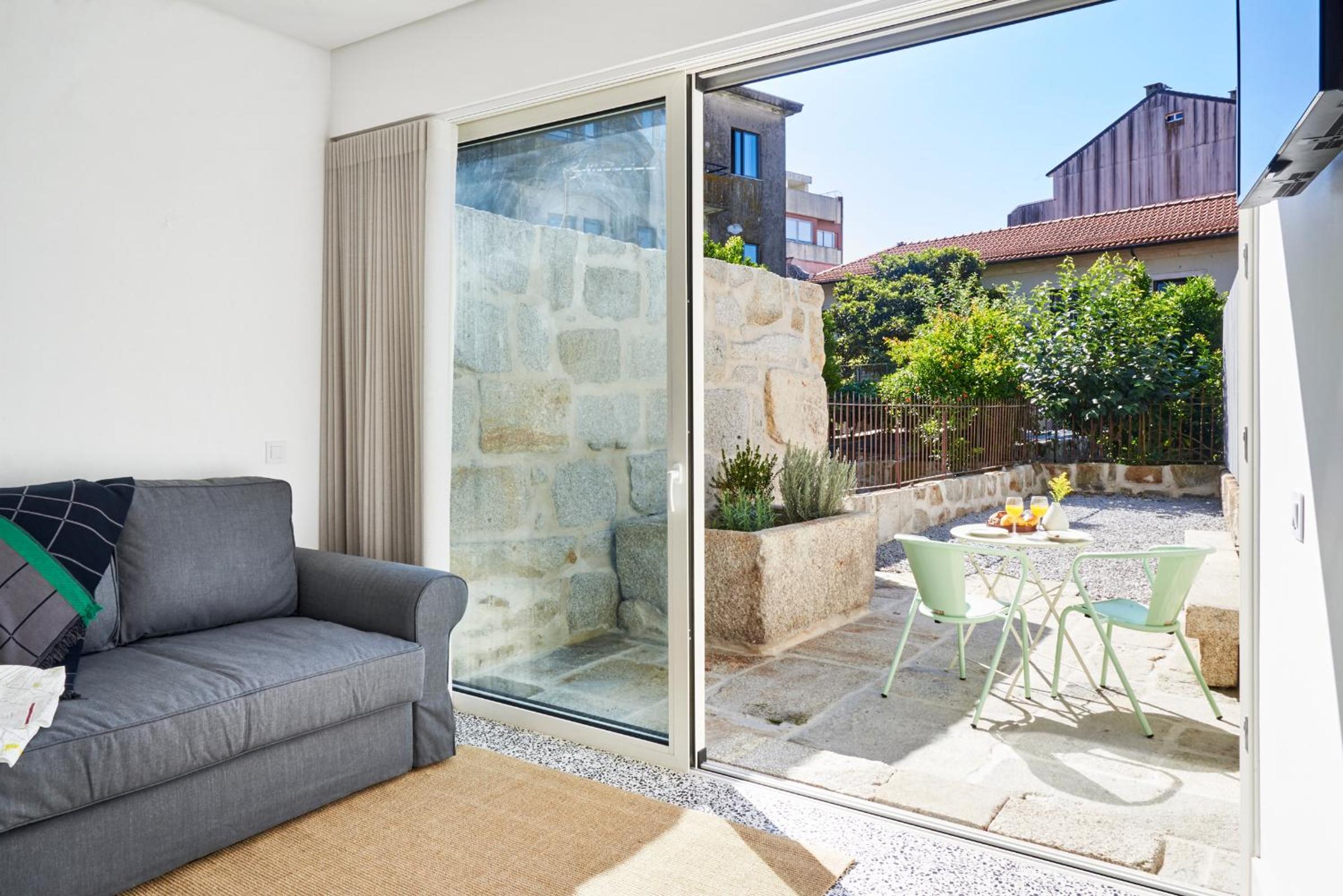 Pause Apartments en Porto — balance & terrace
