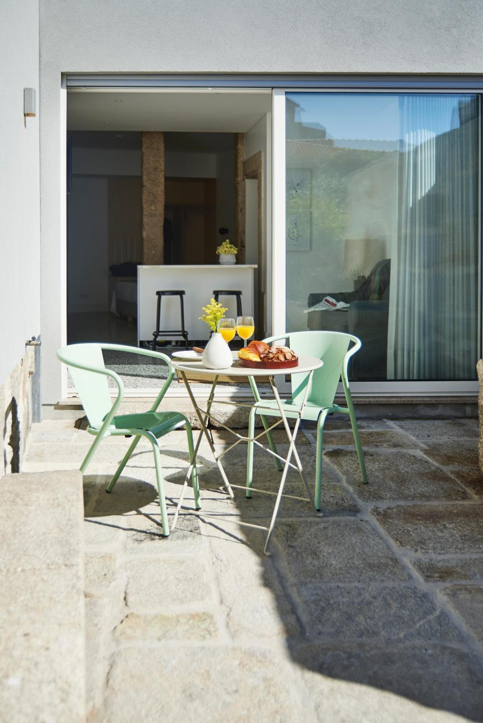 Pause Apartments en Porto — balance & terrace