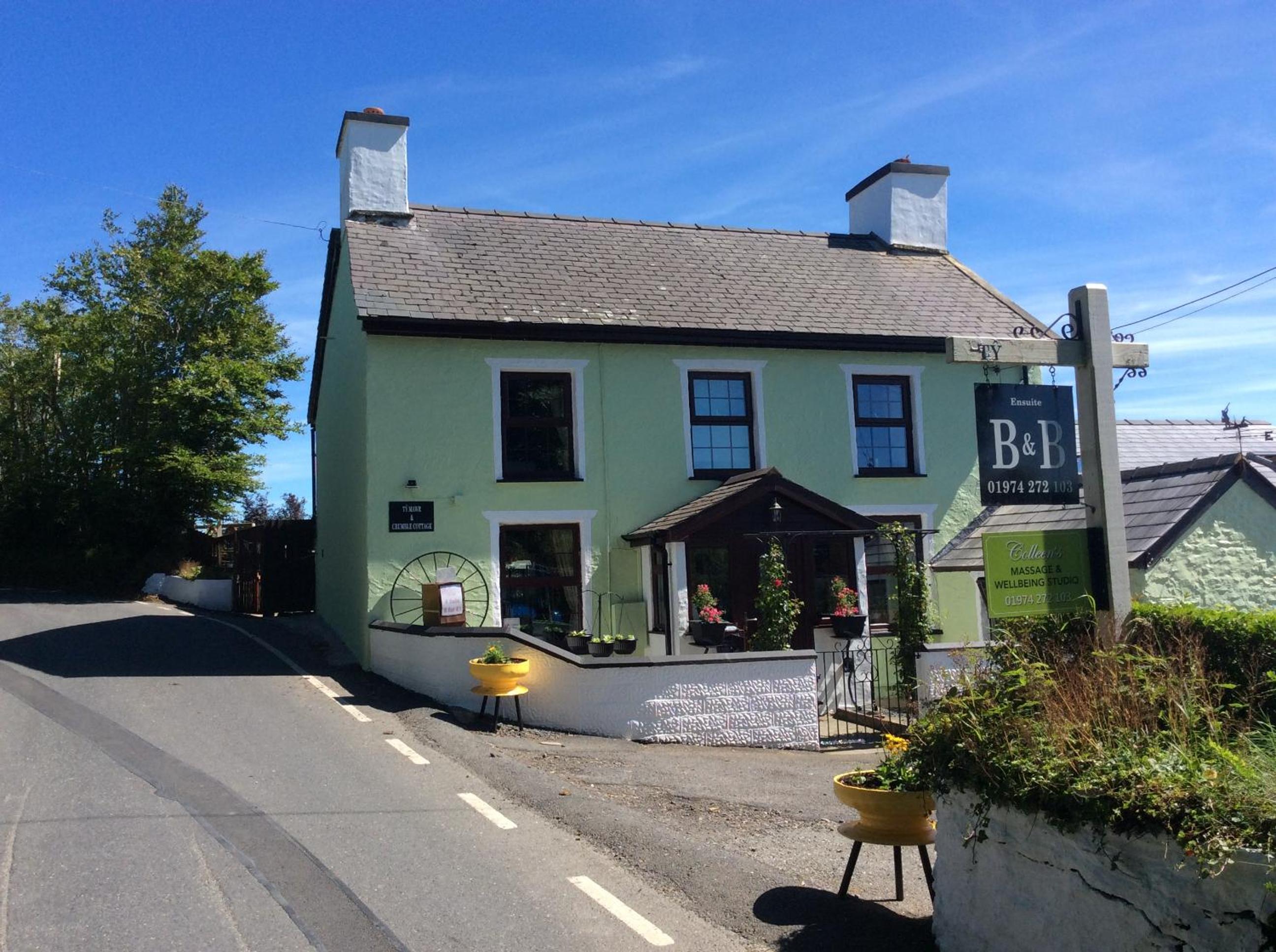 Hotel Ty Mawr at Bethania B&B Rooms and Crumble Cottage - Image 1