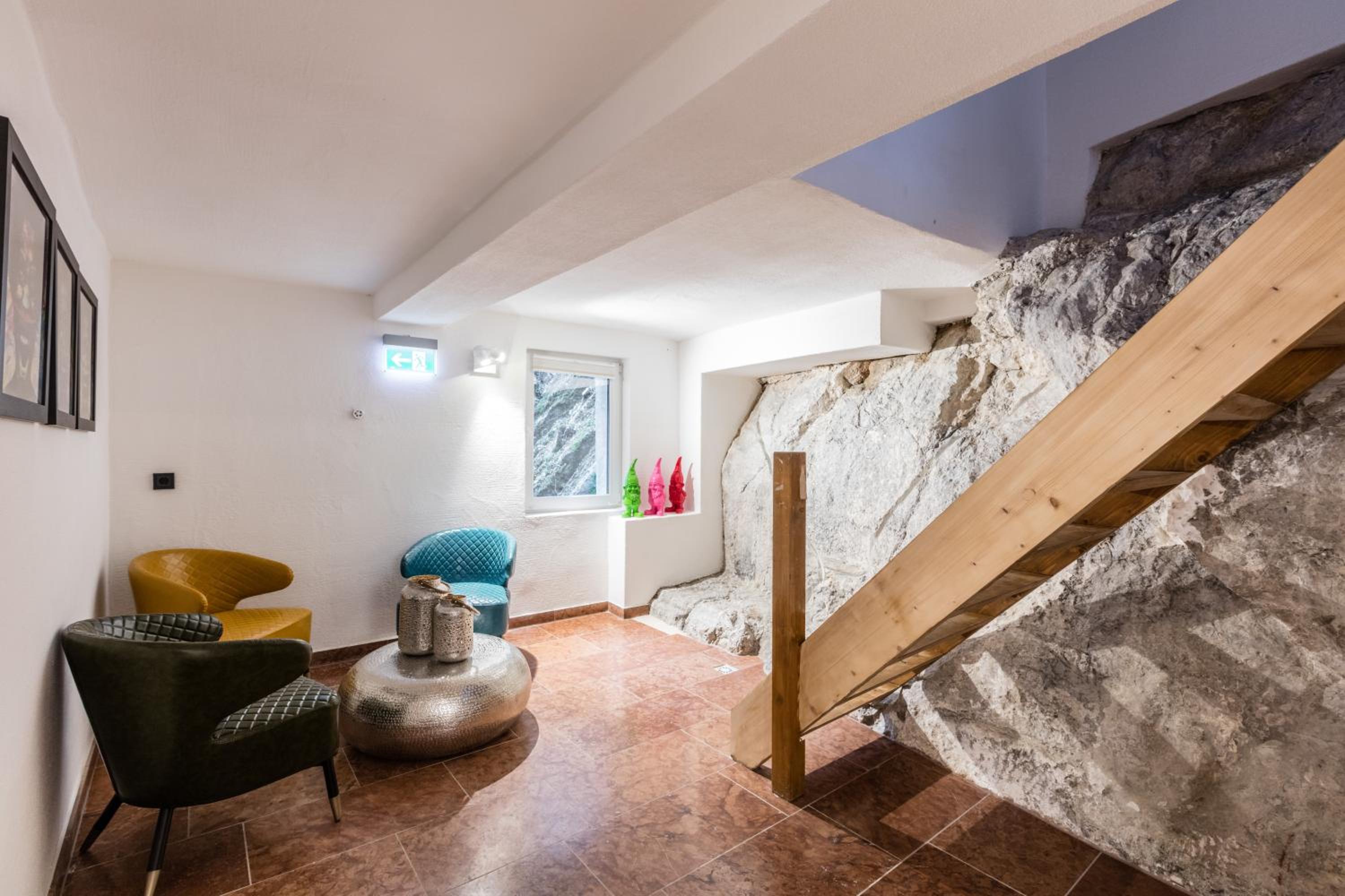 APT. STONE-LODGE
