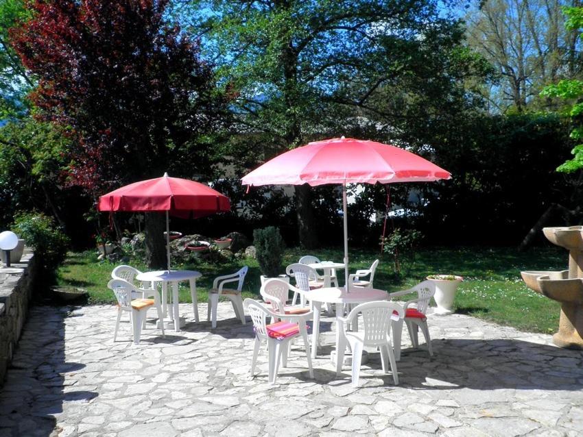 La Pierre Lys en Quillan — outdoor BBQ area