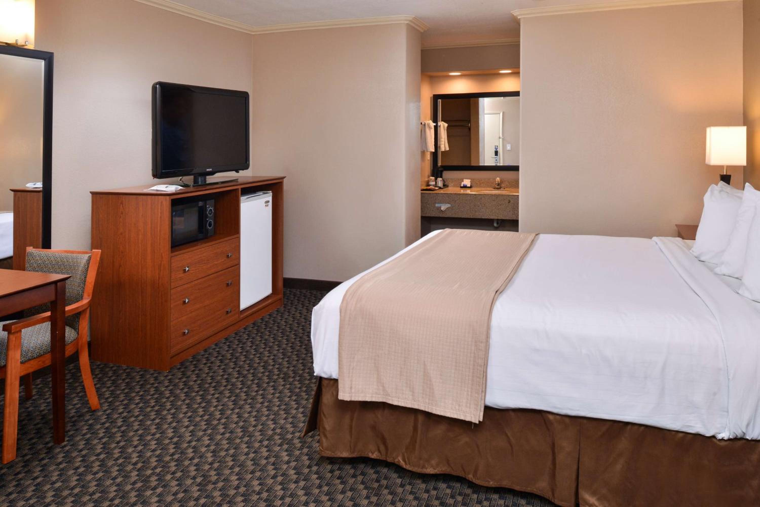 Oxnard Vacations - Best Western Oxnard Inn - Property Image 39