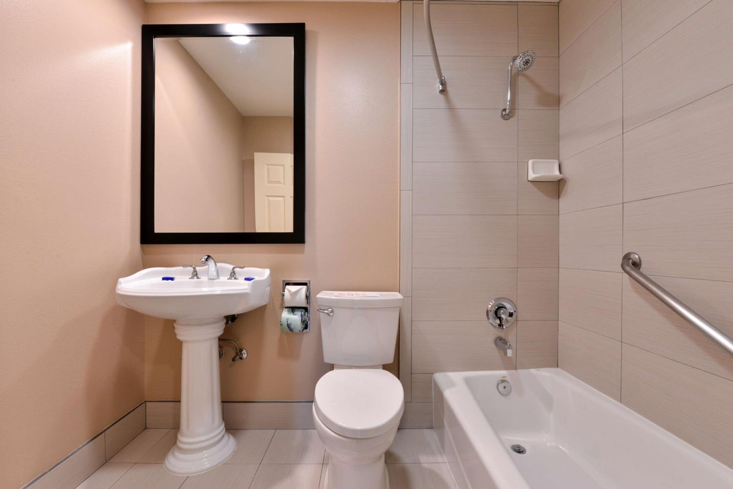Oxnard Vacations - Best Western Oxnard Inn - Property Image 8