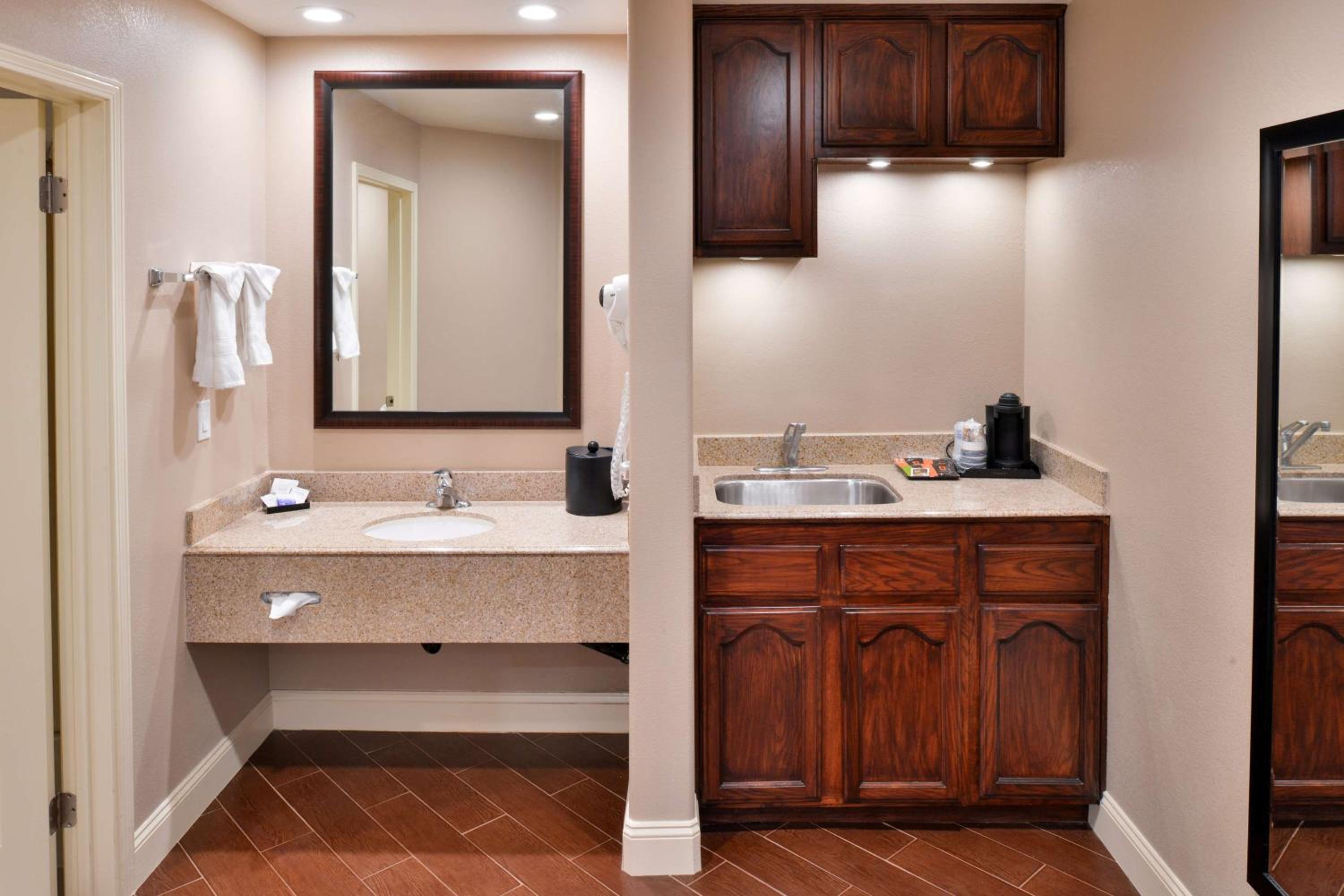 Oxnard Vacations - Best Western Oxnard Inn - Property Image 11