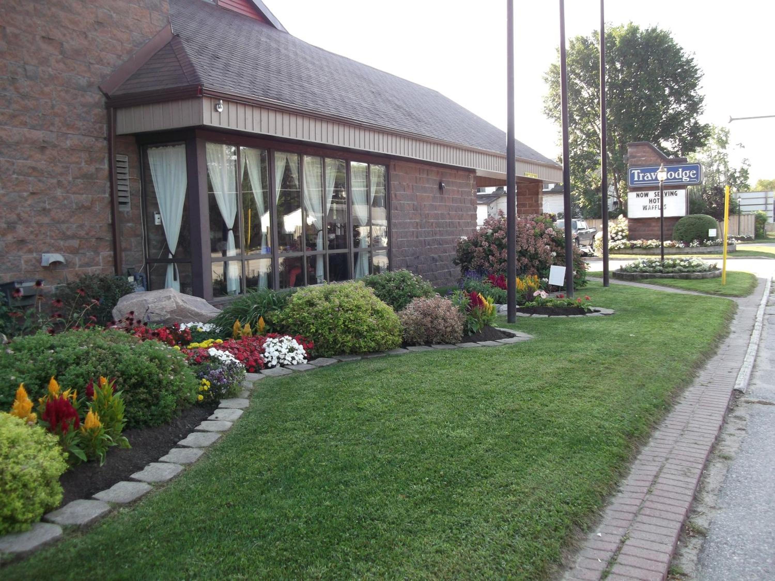 North Bay Vacations - Travelodge by Wyndham North Bay Lakeshore - Property Image 1
