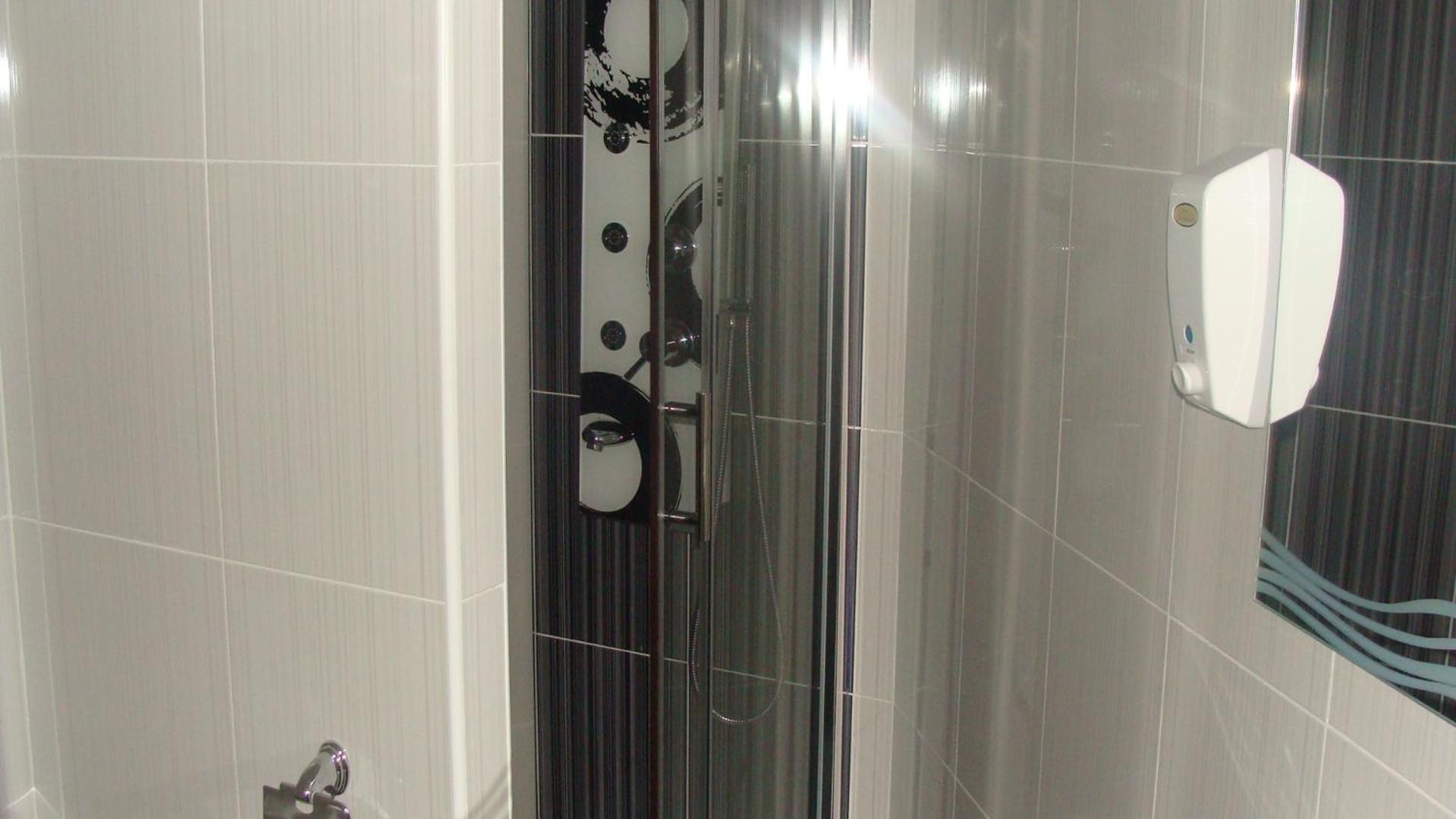 Hostal JQ Madrid 1 en Madrid — bathroom