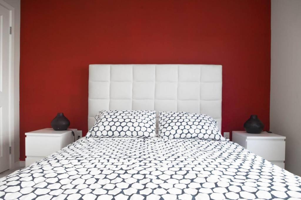 Miracle Mile Apartments - Image 3