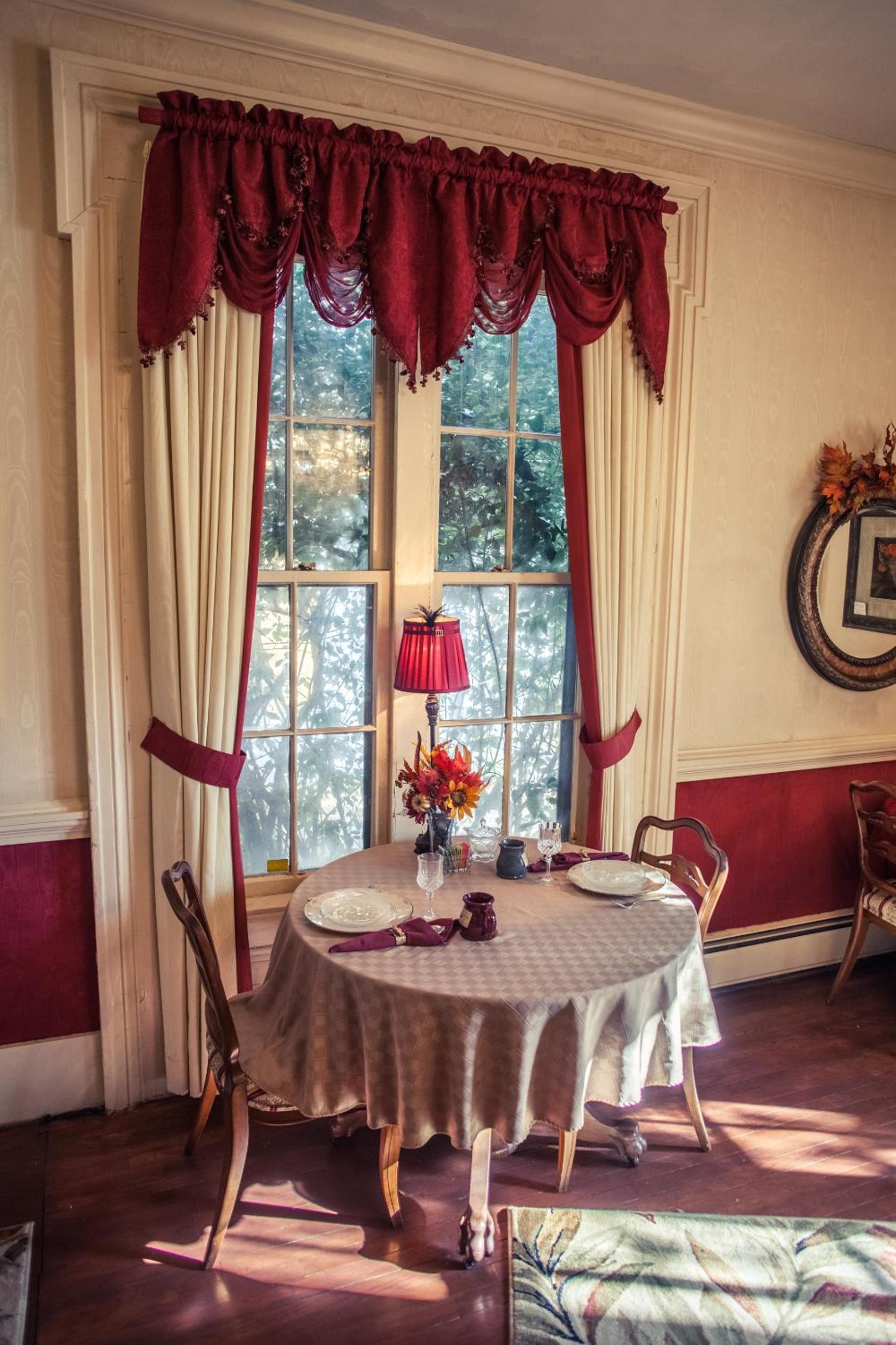 Silver Heart Inn & Cottages