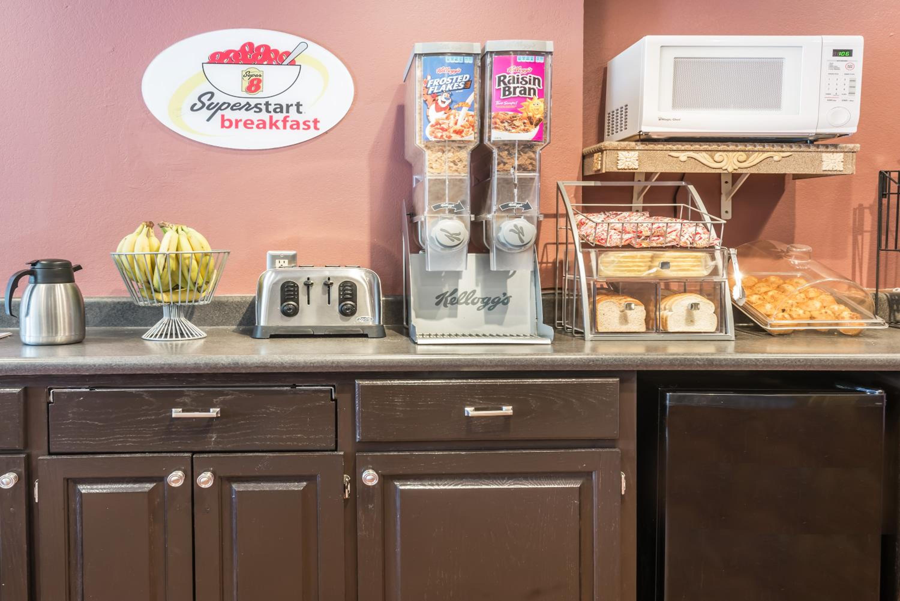 Super 8 by Wyndham Pittsburgh/Monroeville - Property Image 9