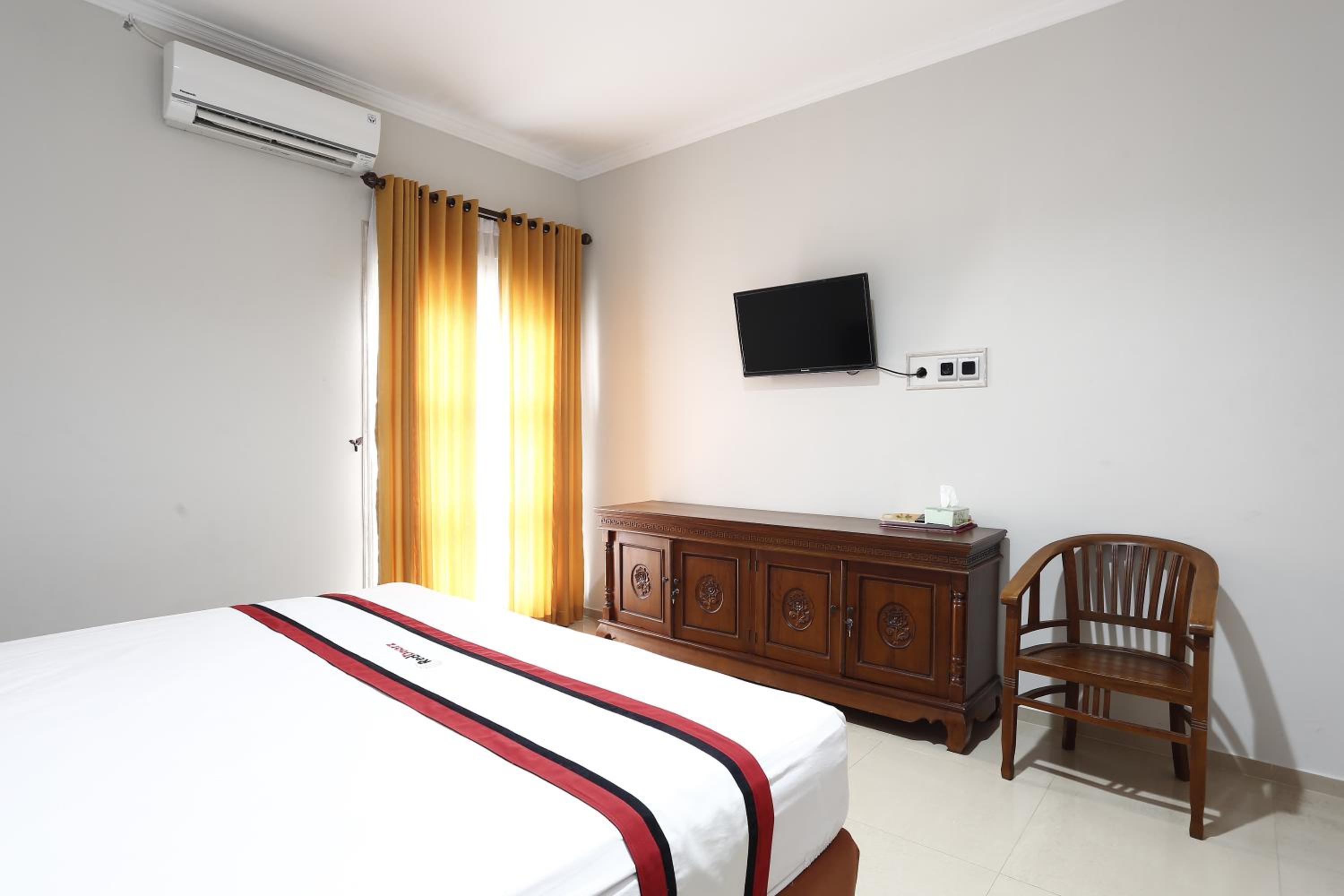 RedDoorz Plus near Adisucipto Airport 2