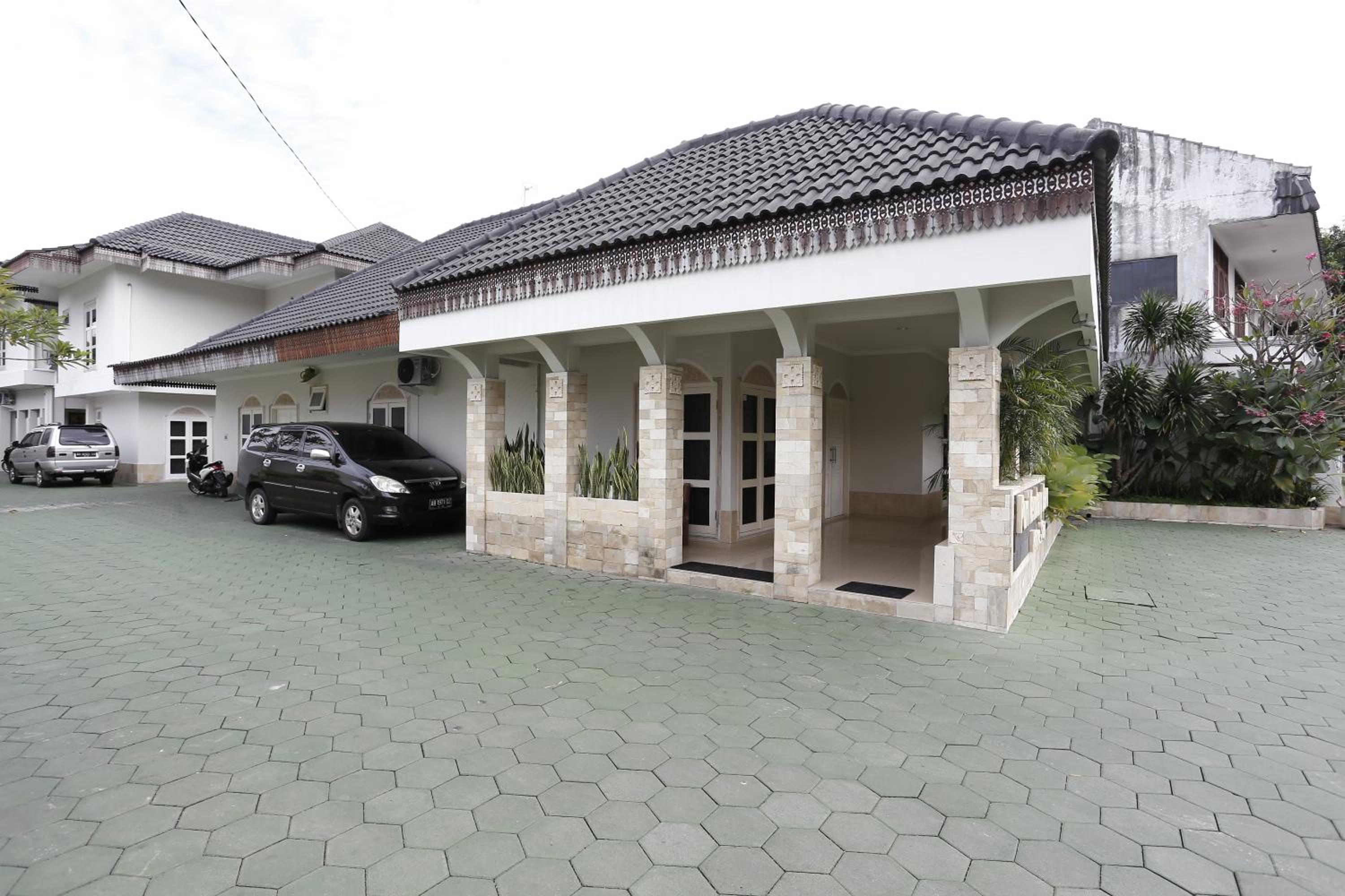 RedDoorz Plus near Adisucipto Airport 2