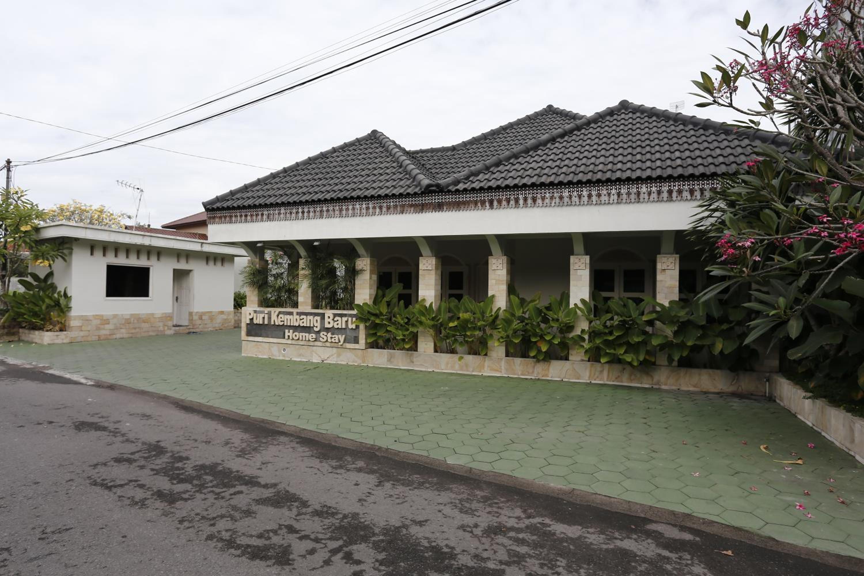 RedDoorz Plus near Adisucipto Airport 2