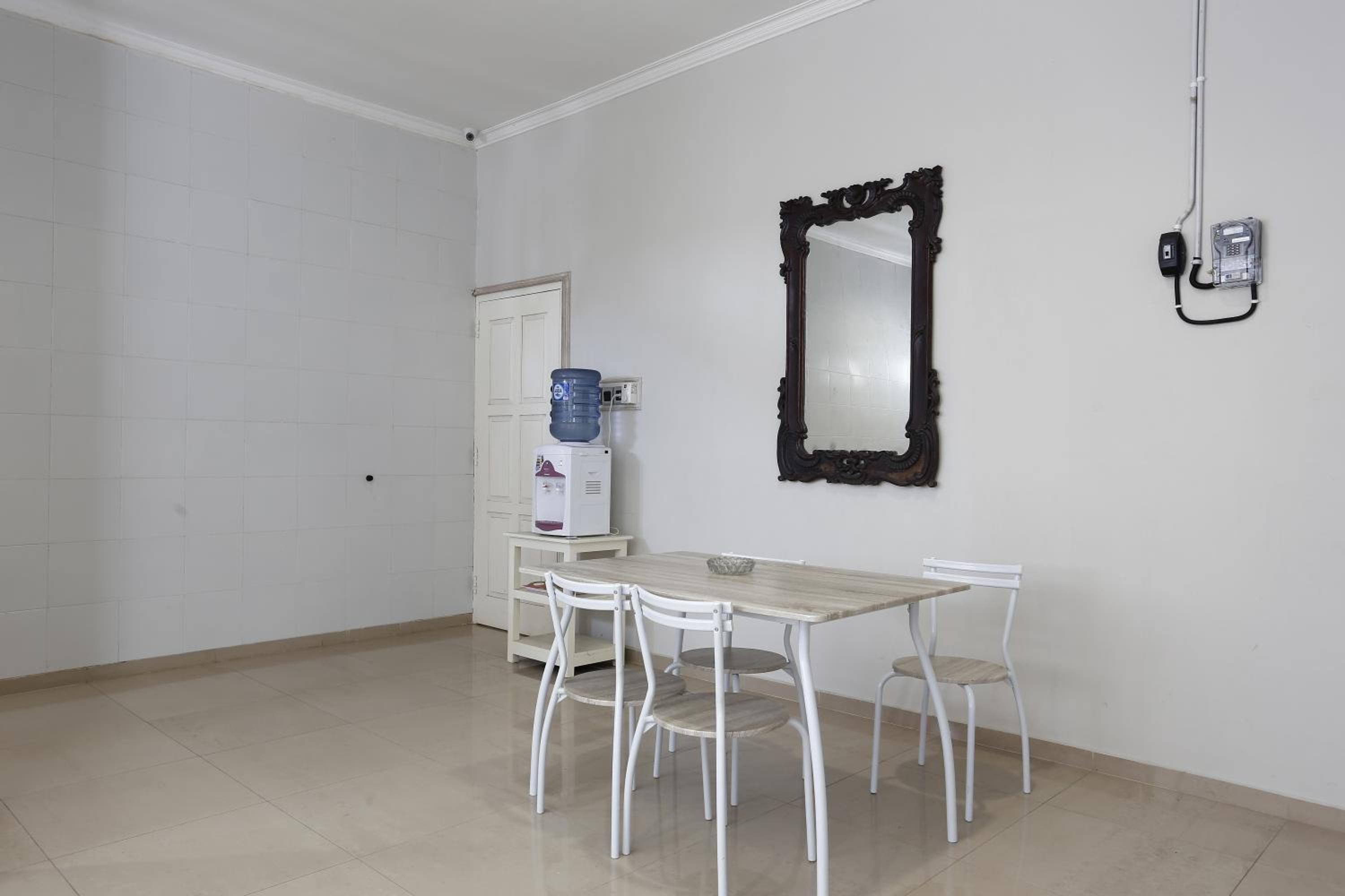 RedDoorz Plus near Adisucipto Airport 2