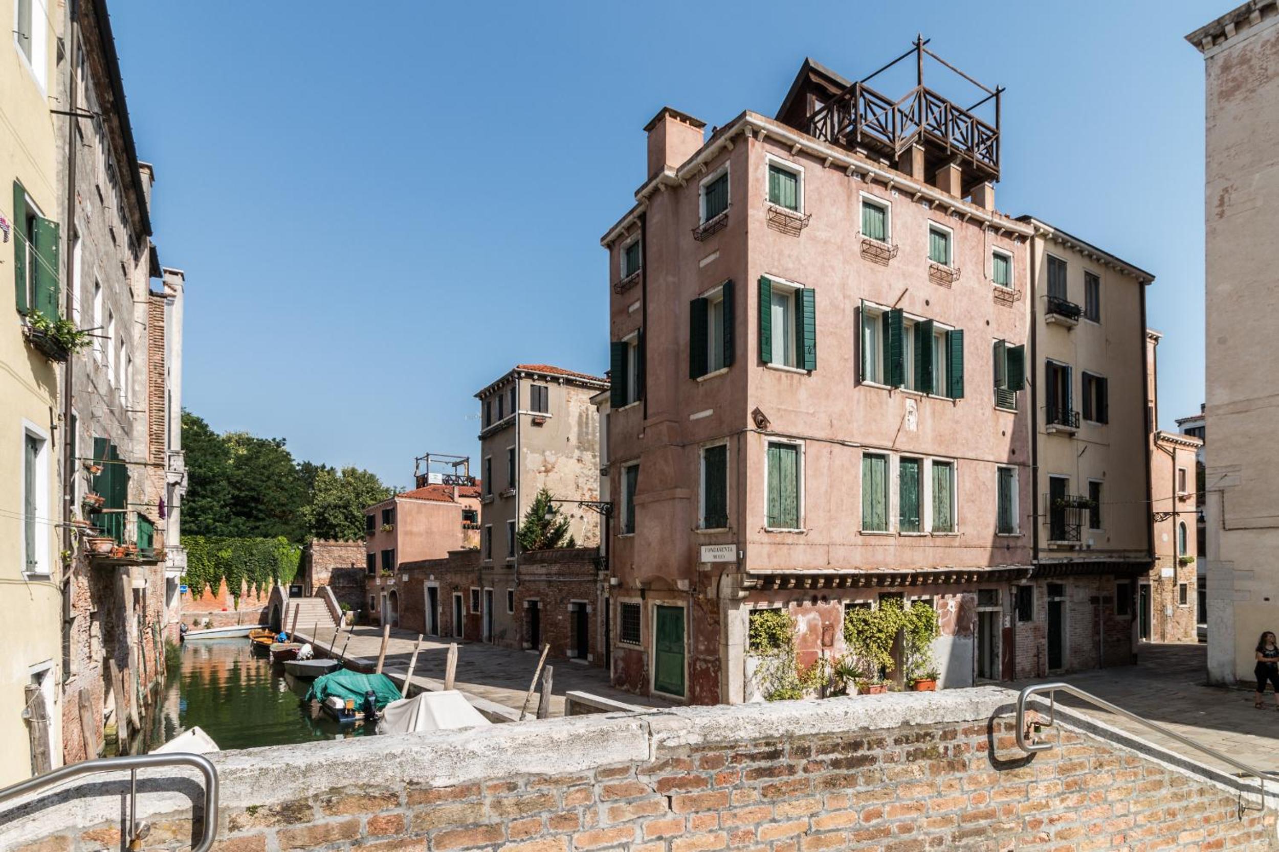 7 WINDOWS ON VENICE by LionHost