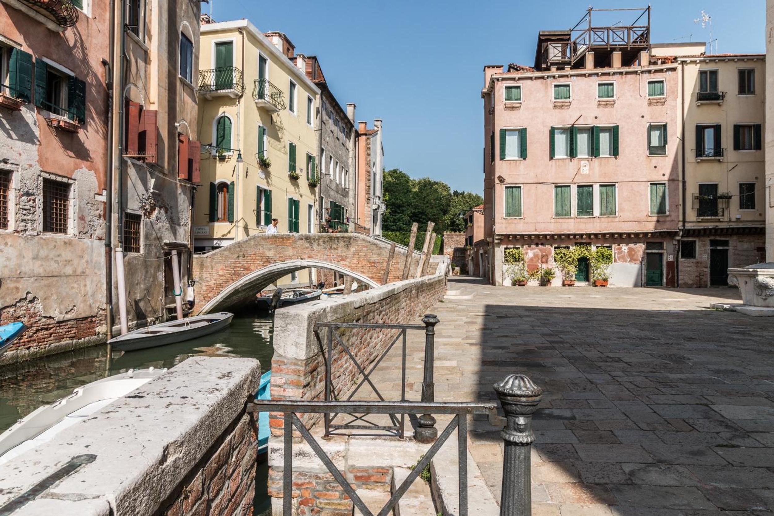 7 WINDOWS ON VENICE by LionHost