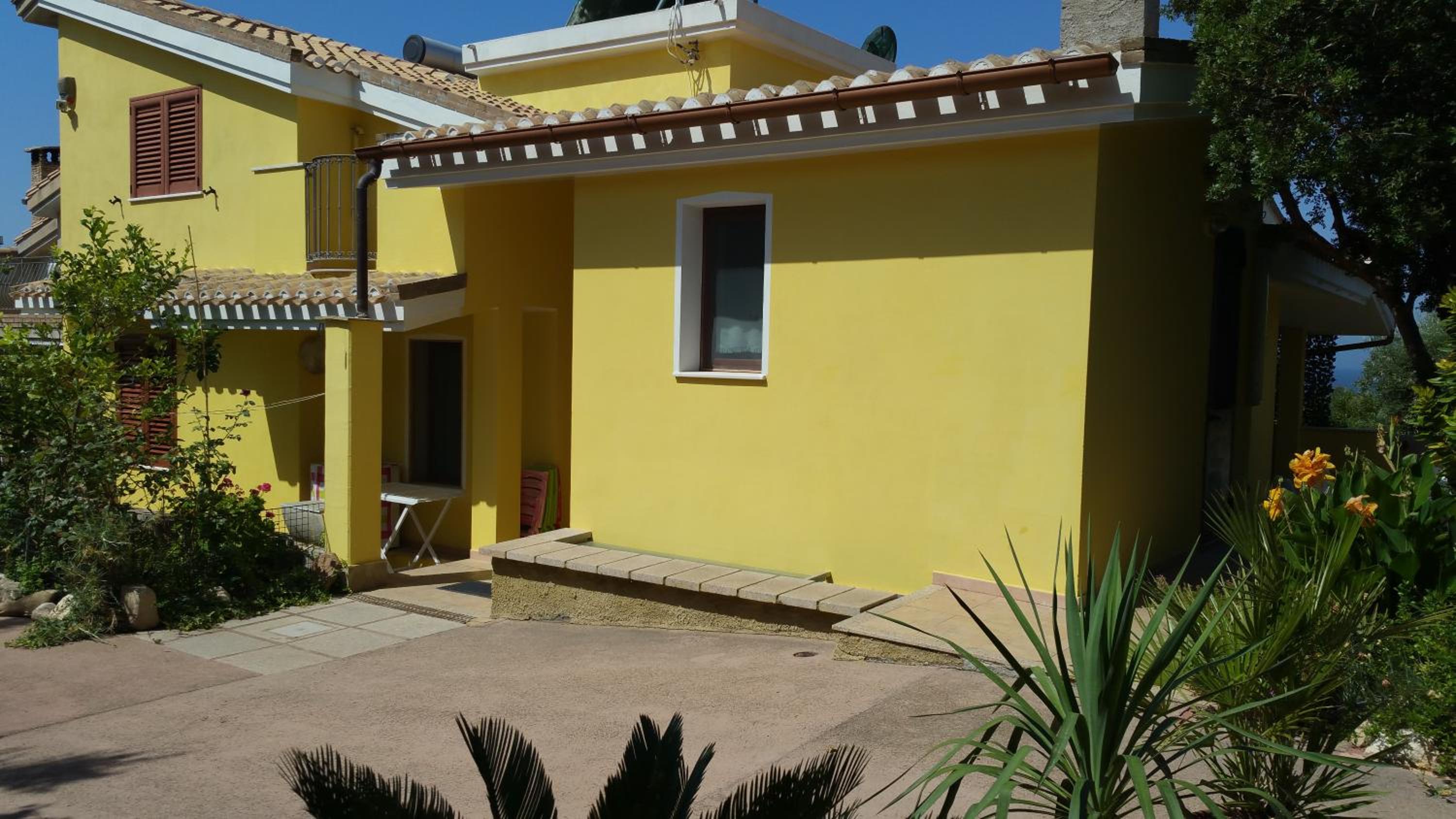 Artistika Golden Apartment