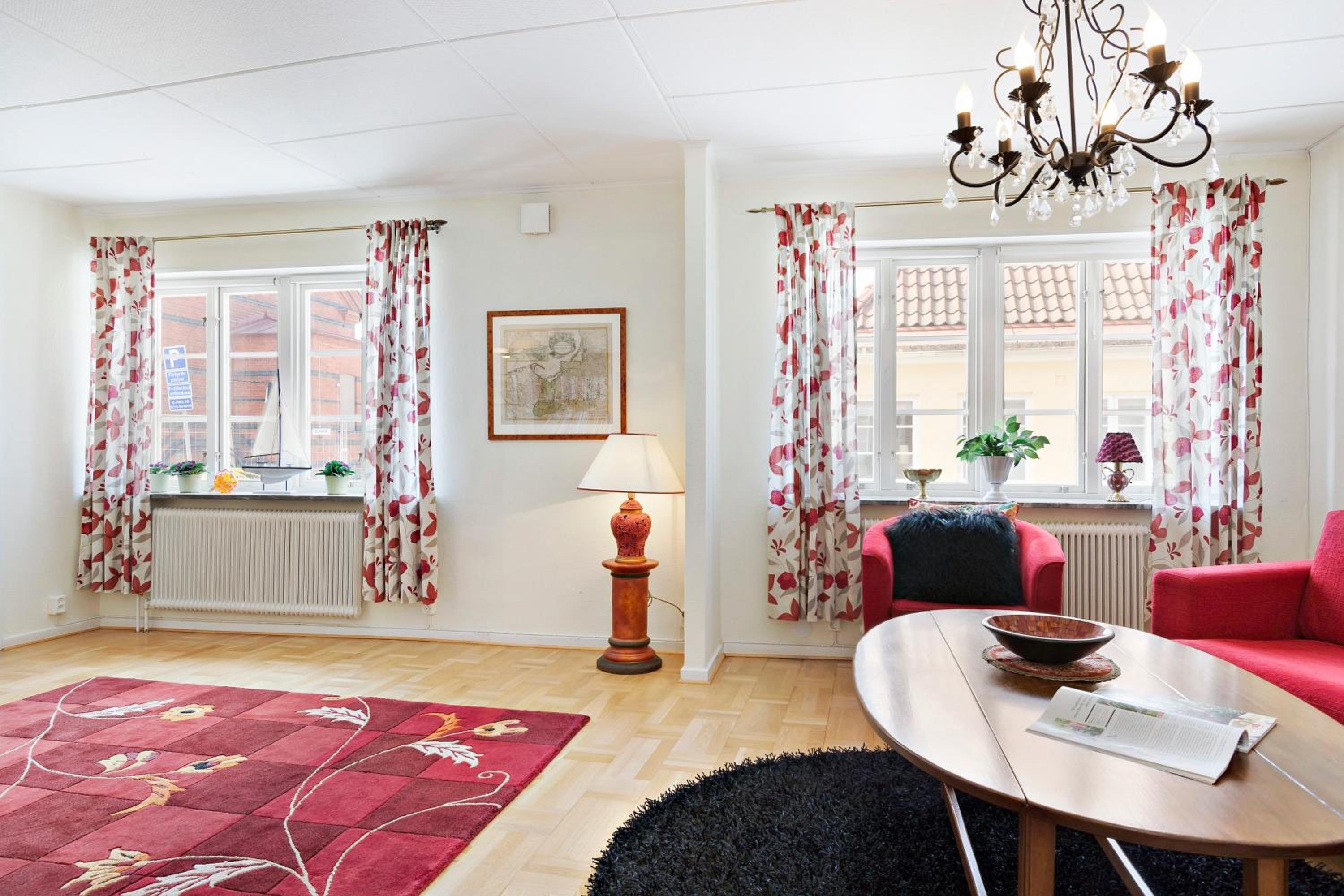 Charming townhouse view 3