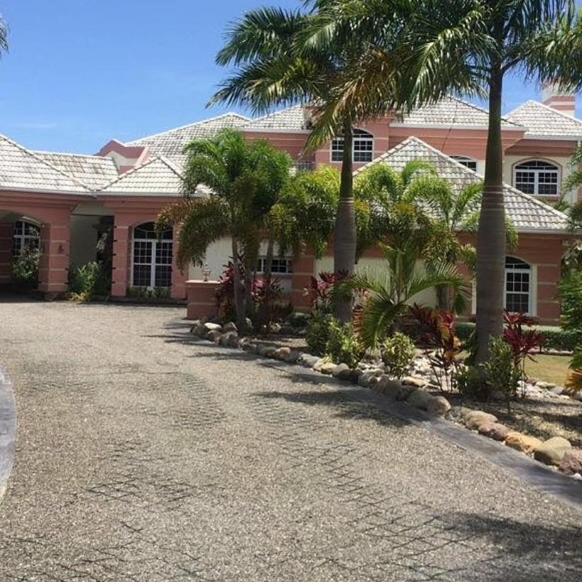 Villa Dora Mae