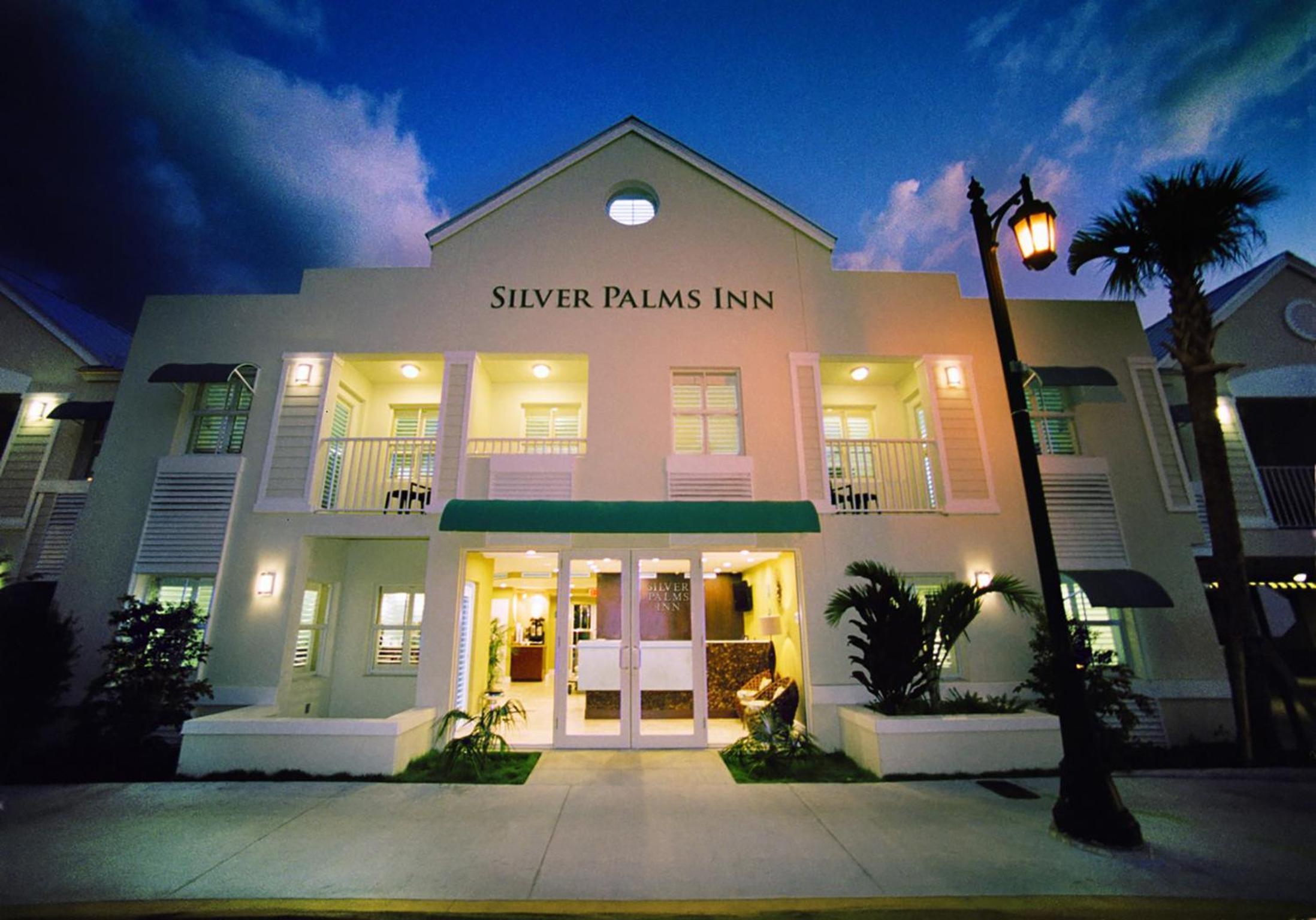 Hotel Silver Palms Inn - Image 1