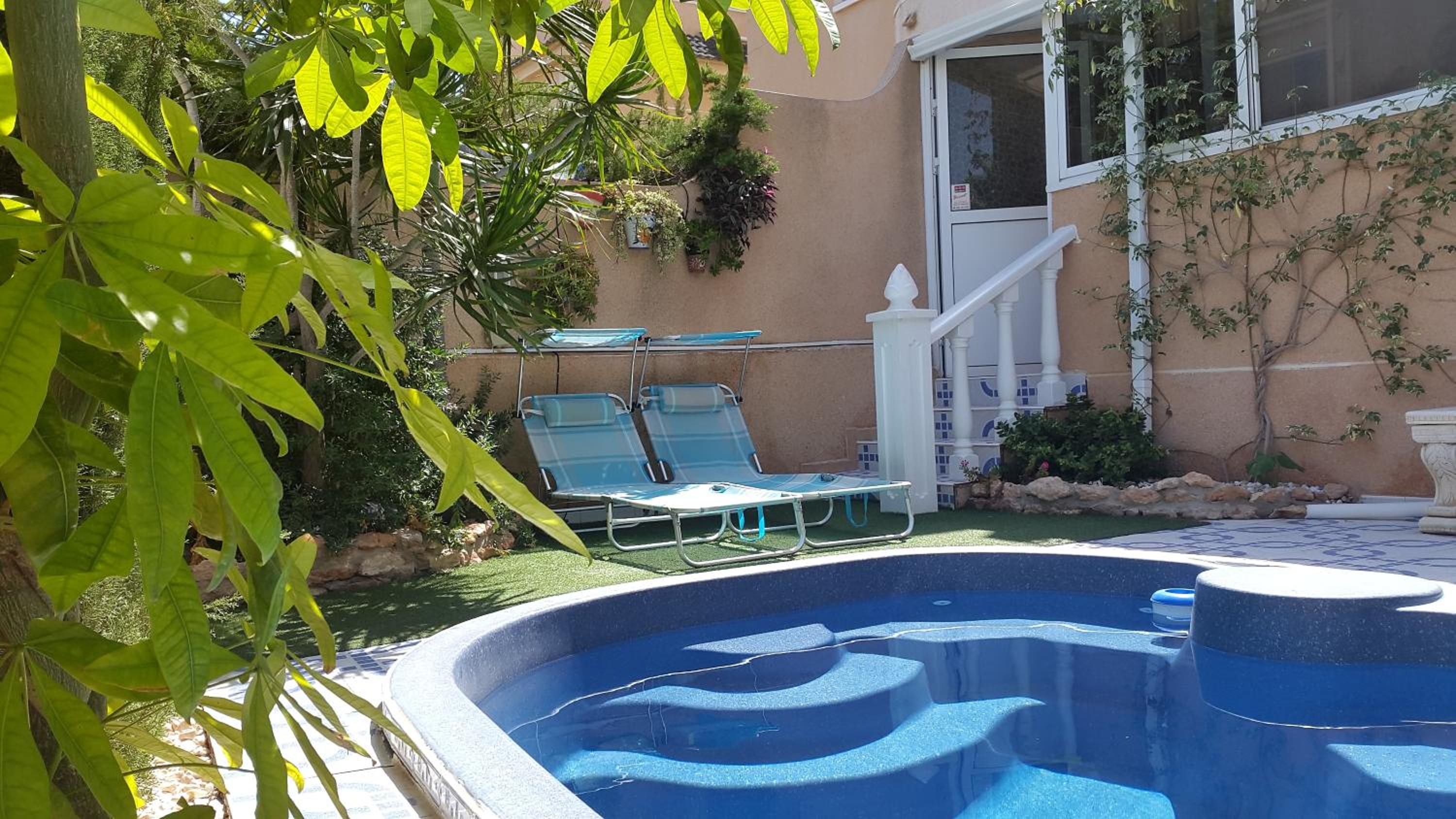 Villa La Zenia, Private pool, 10min walk to La Zenia Beach, for 6 people