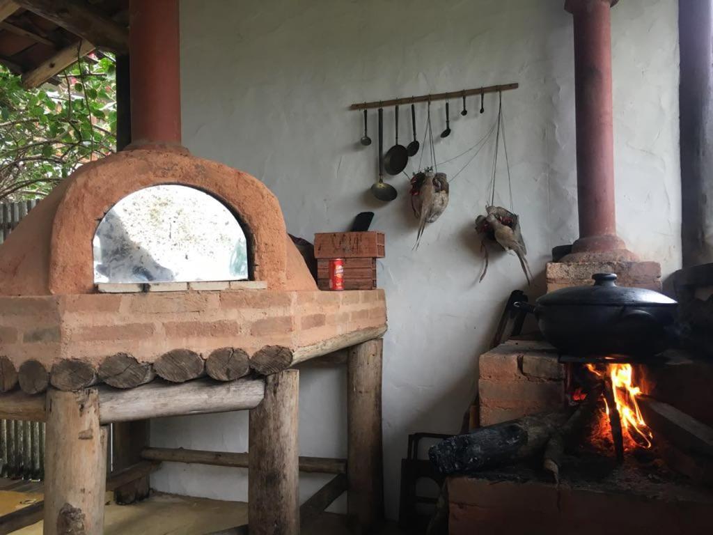 Casa rústica e charmosa em condomínio - Lagoinha