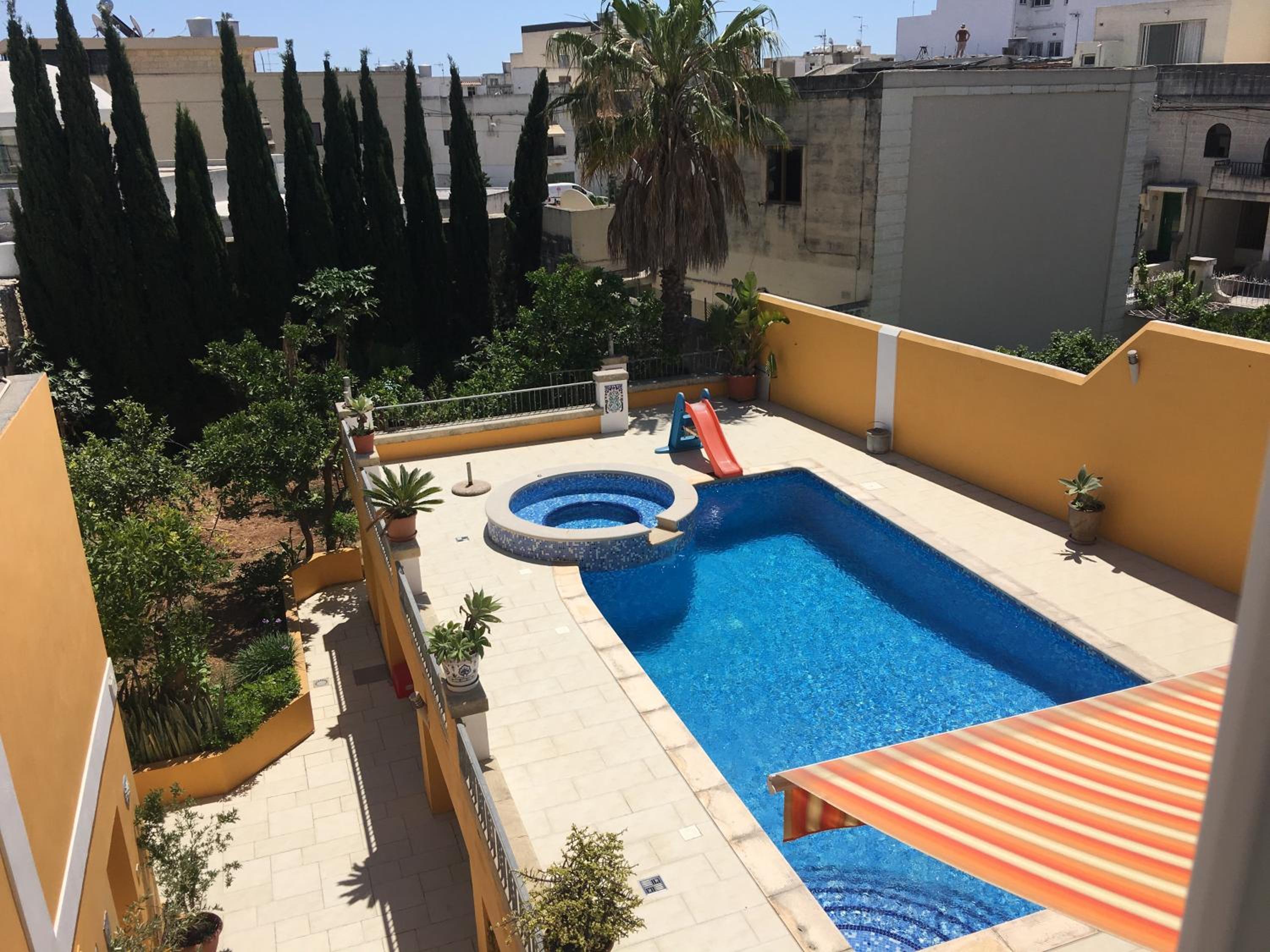 Central villa flatlet with pool - free parking and WiFi view 3