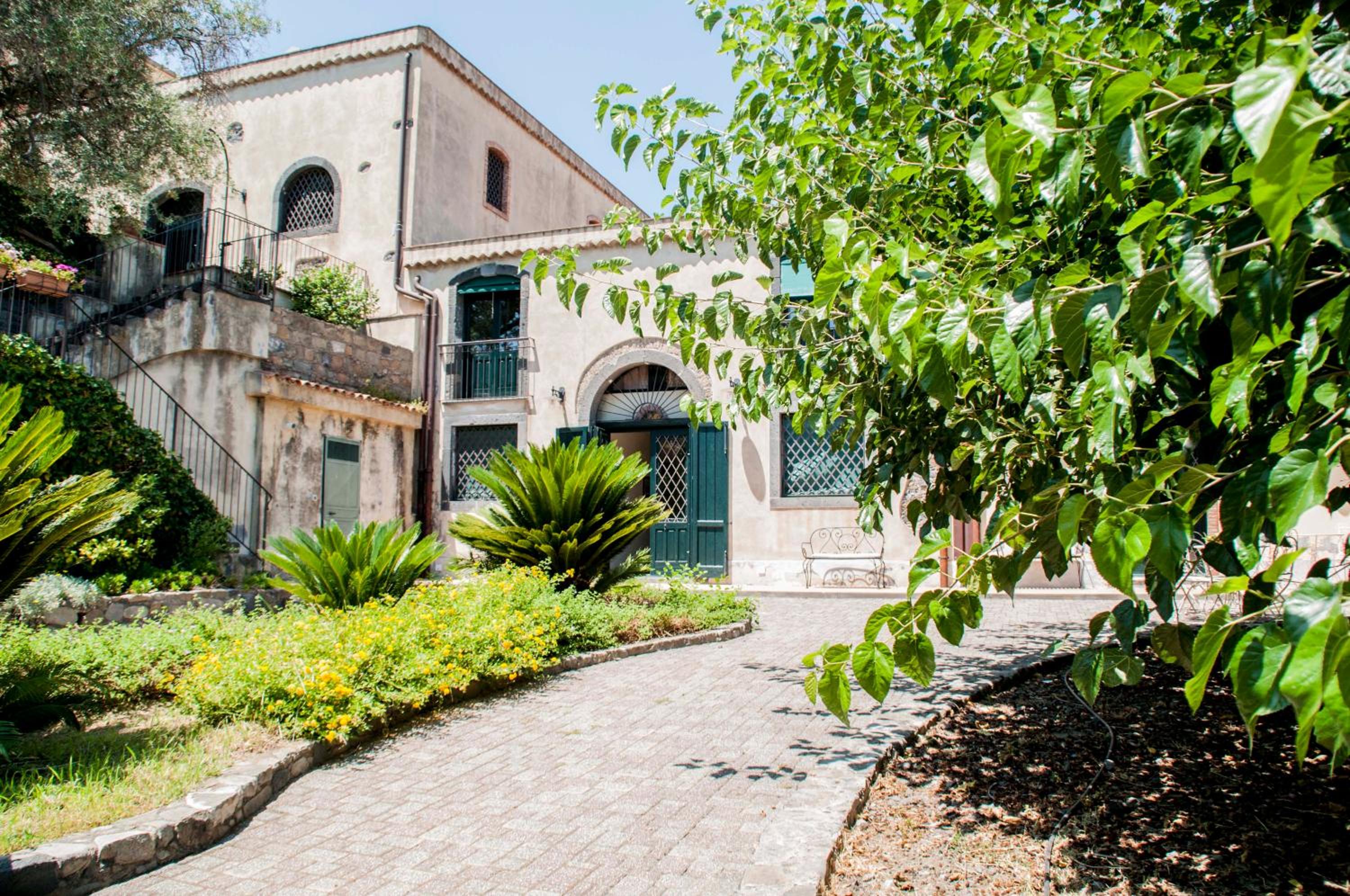 Antico Borgo Etneo Country Hotel