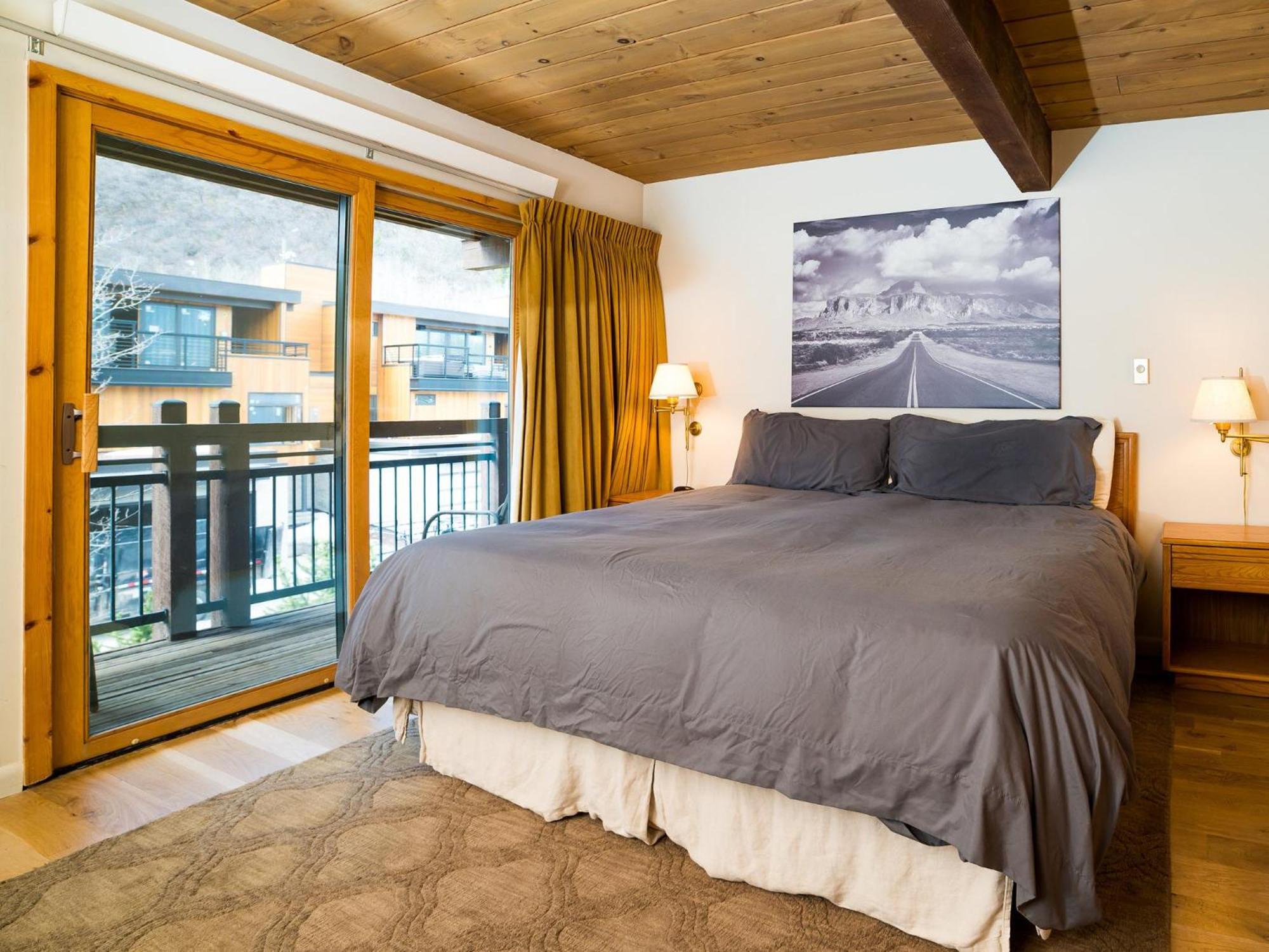 Lift One Condominiums - 1, 2, 3 Bedroom Units Adjacent To Downtown Aspen