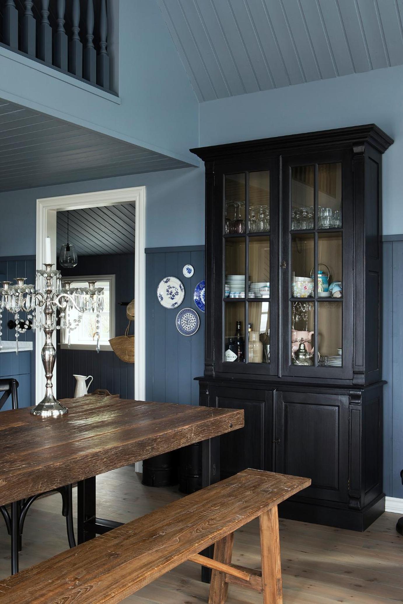 Black timber house view 5